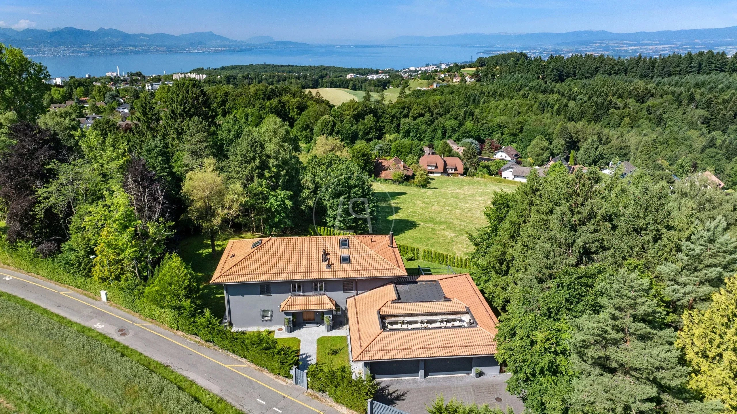 Luftaufnahme eines Hauses mit Seeblick