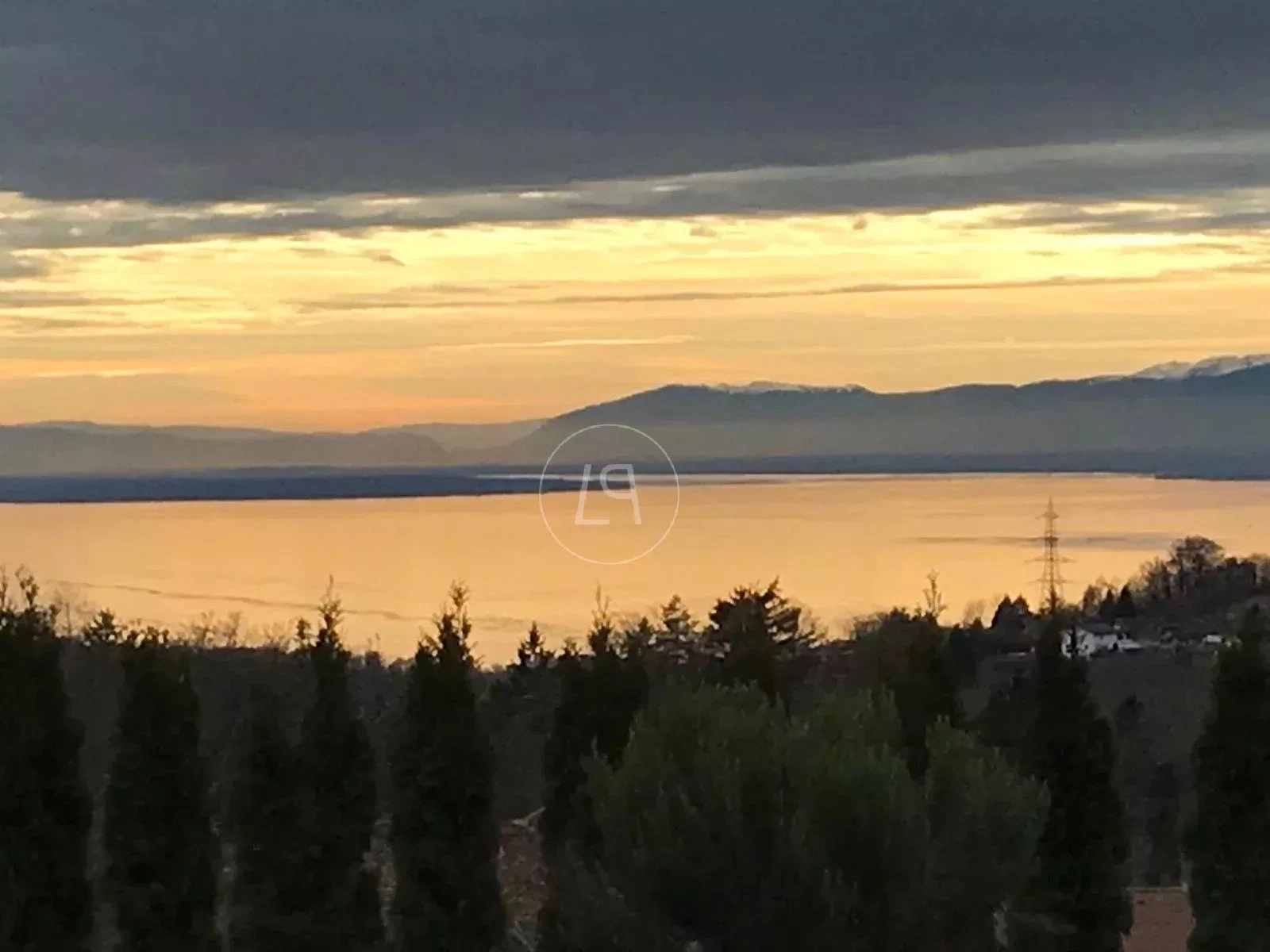 See- und Bergblick bei Sonnenuntergang