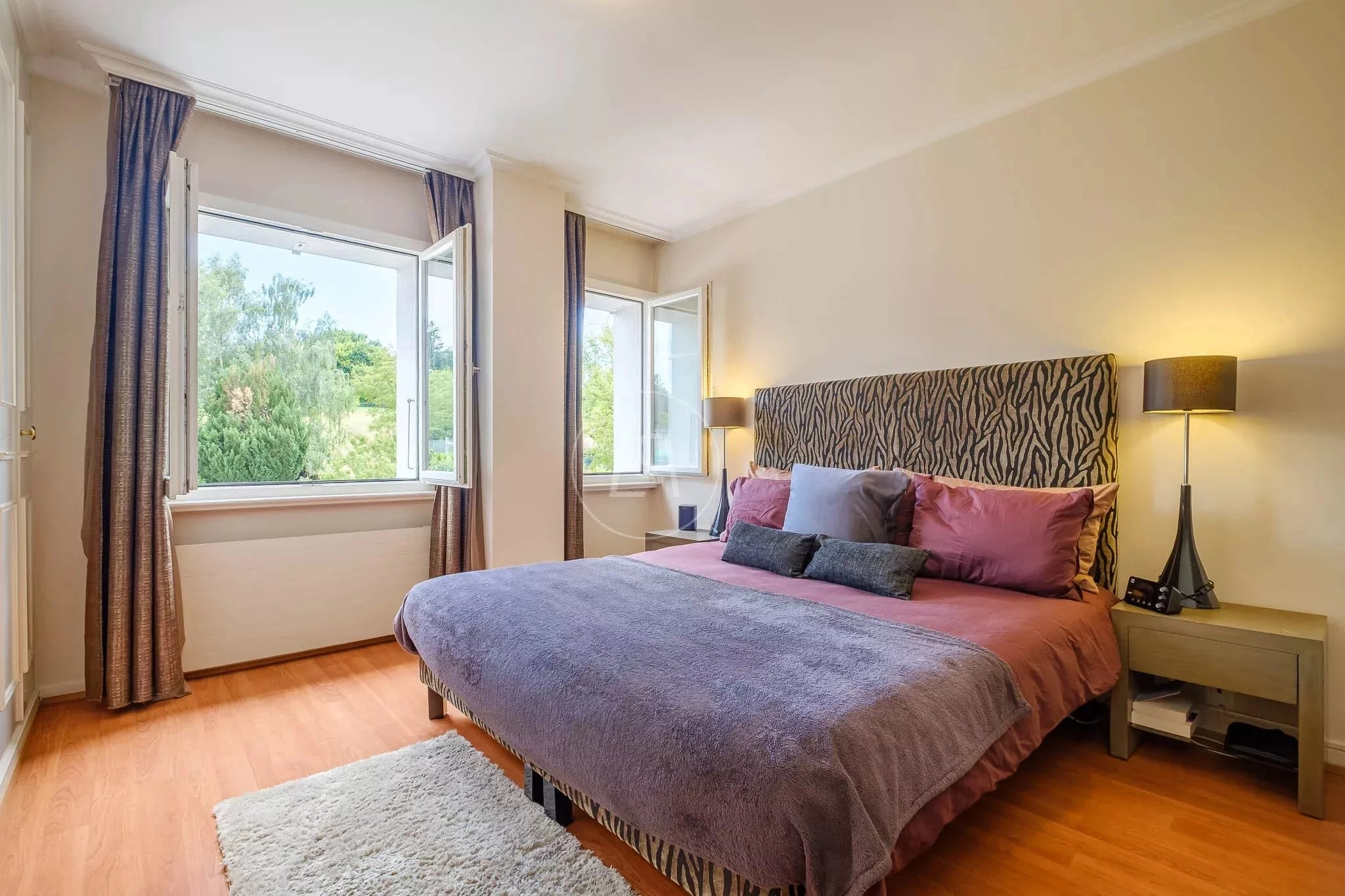 Helles Schlafzimmer mit Gartenblick