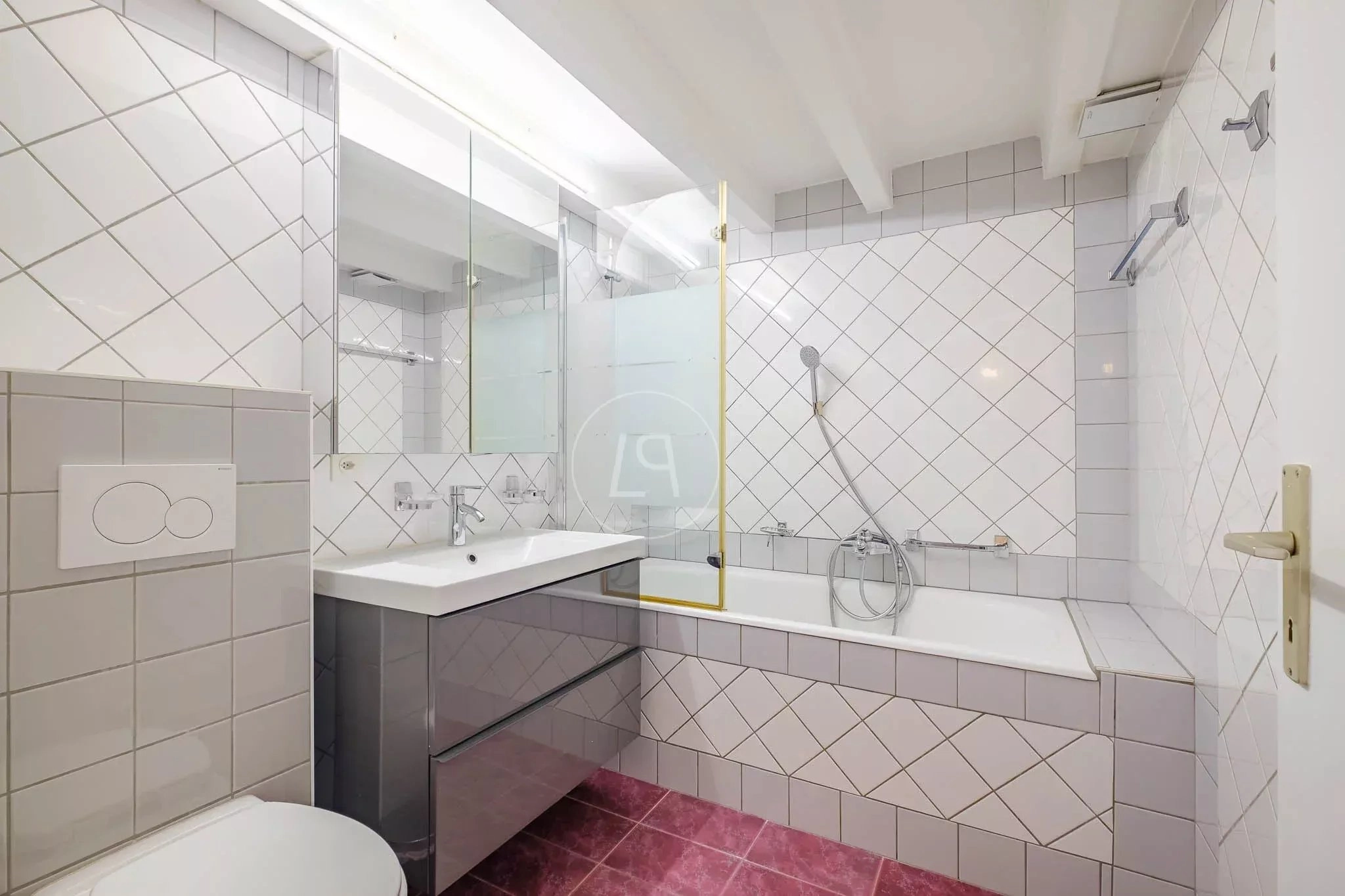 Modernes Badezimmer mit Badewanne und Dusche