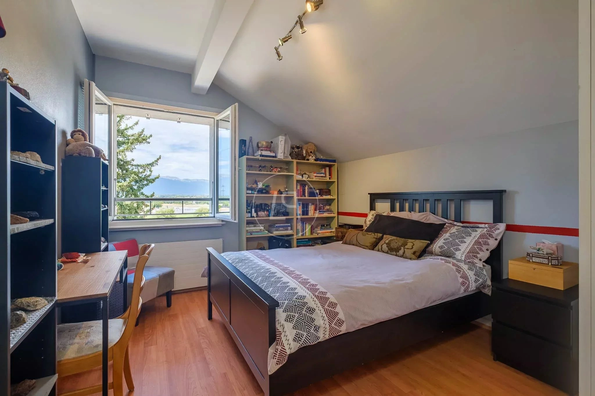 Dachgeschoss-Schlafzimmer mit Ausblick