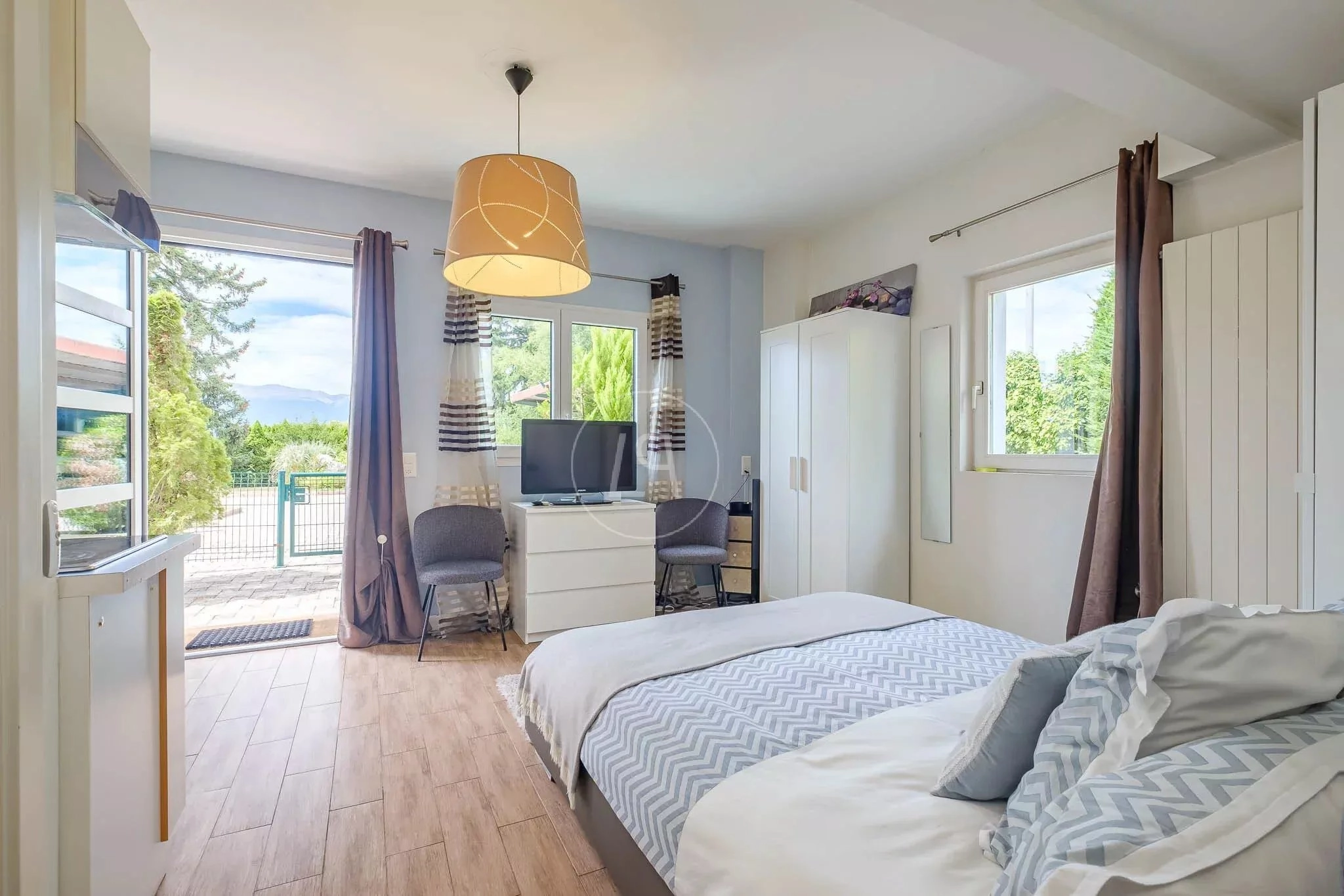 Helles Schlafzimmer mit Zugang ins Freie