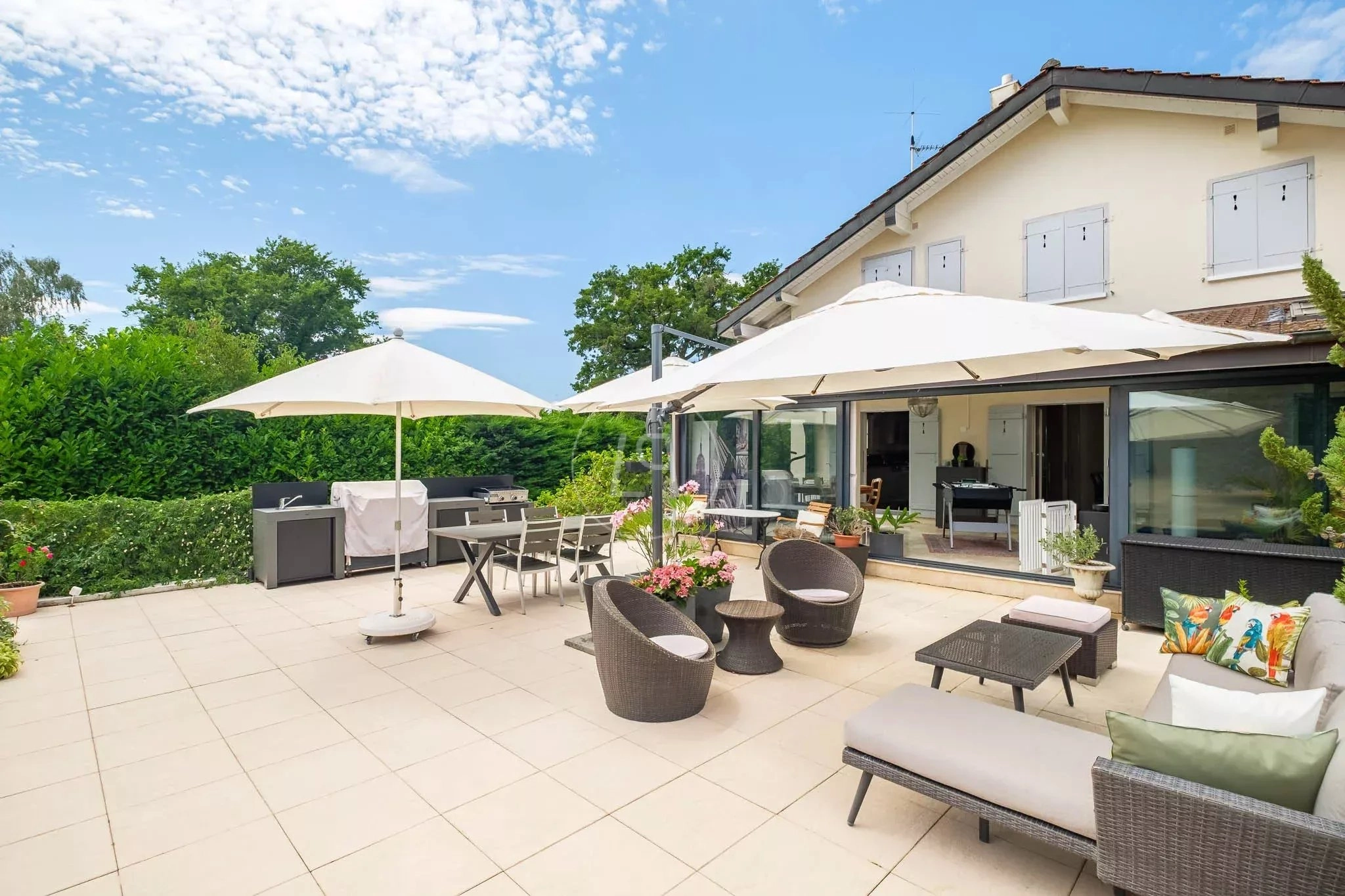 Große Terrasse mit Lounge- und Essbereich
