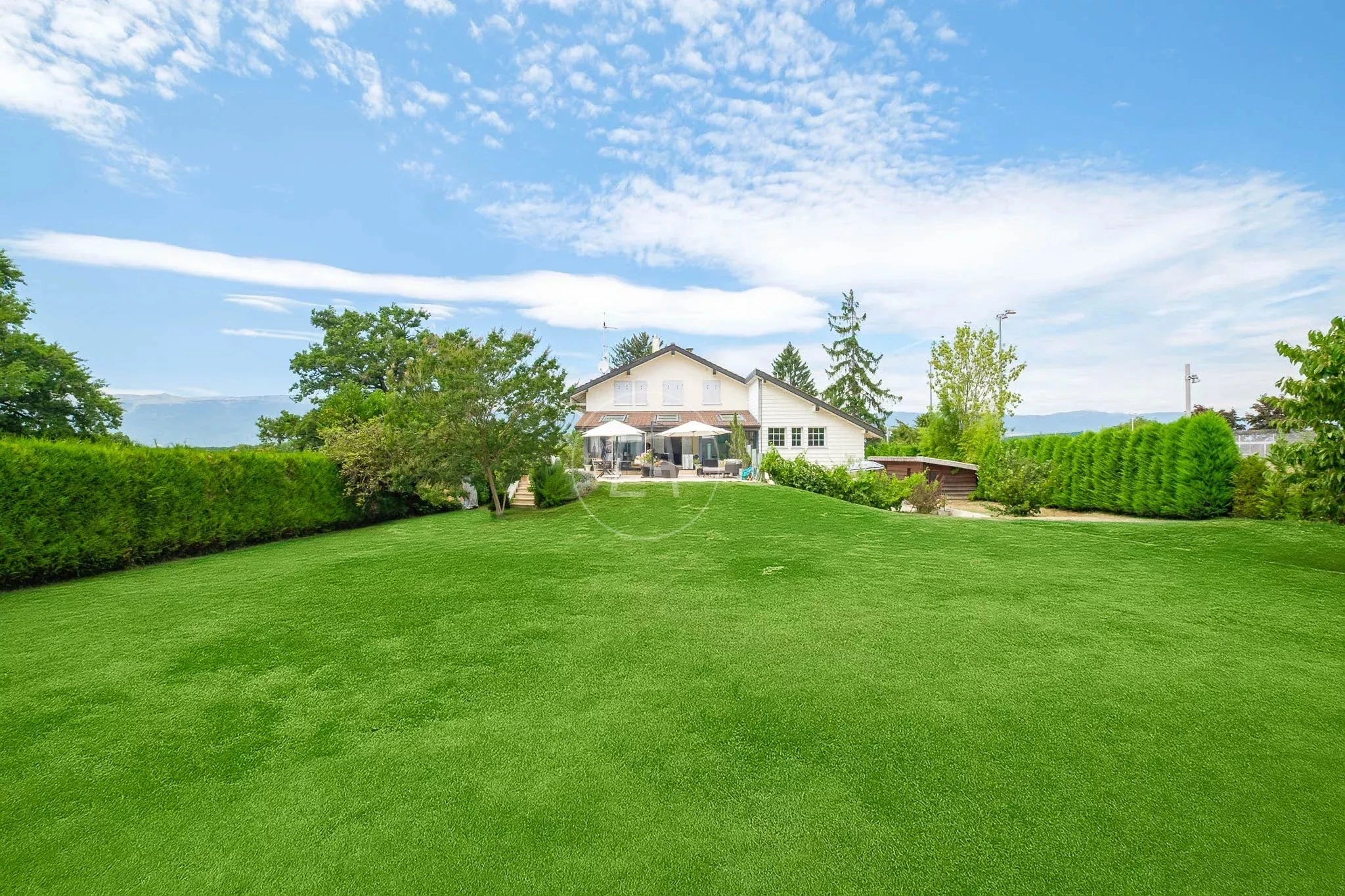 Großer Garten mit Einfamilienhaus