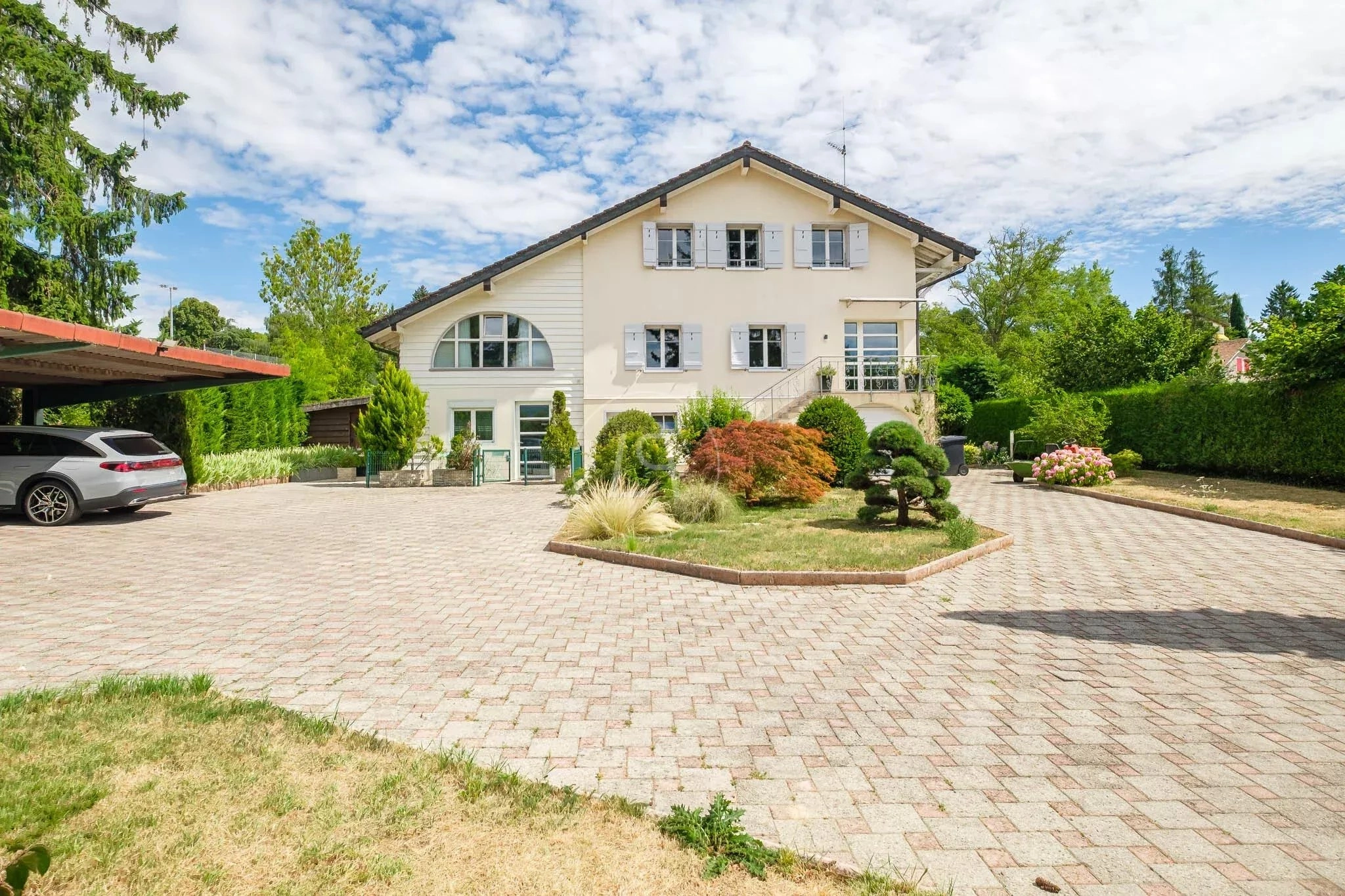 Einfamilienhaus mit großzügiger Zufahrt und Garten