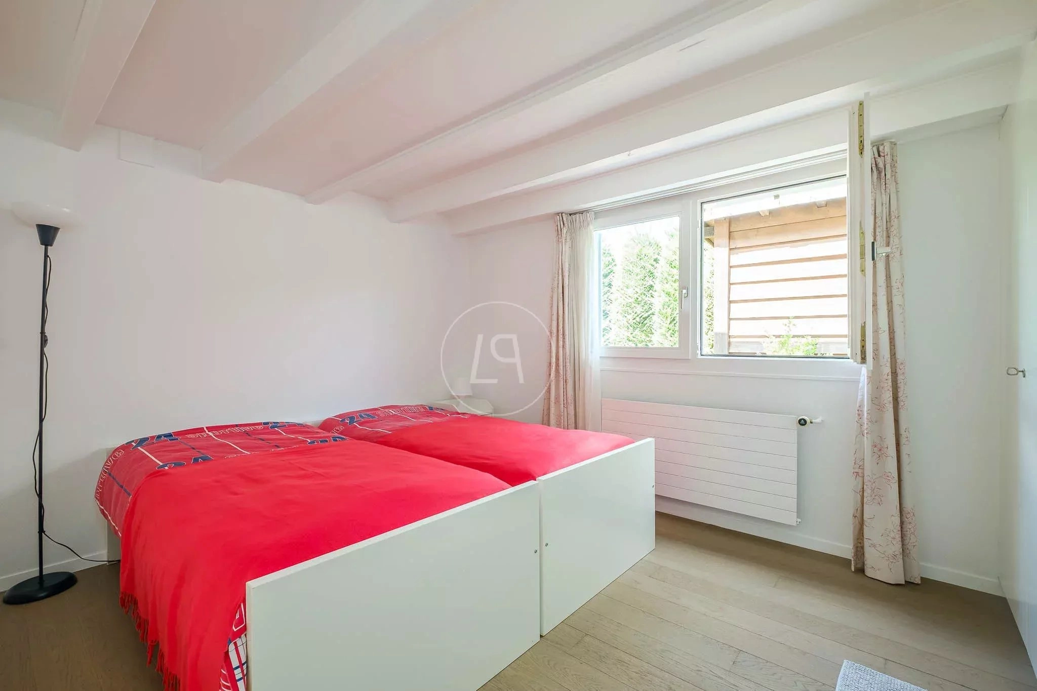 Helles Schlafzimmer mit Doppelbett