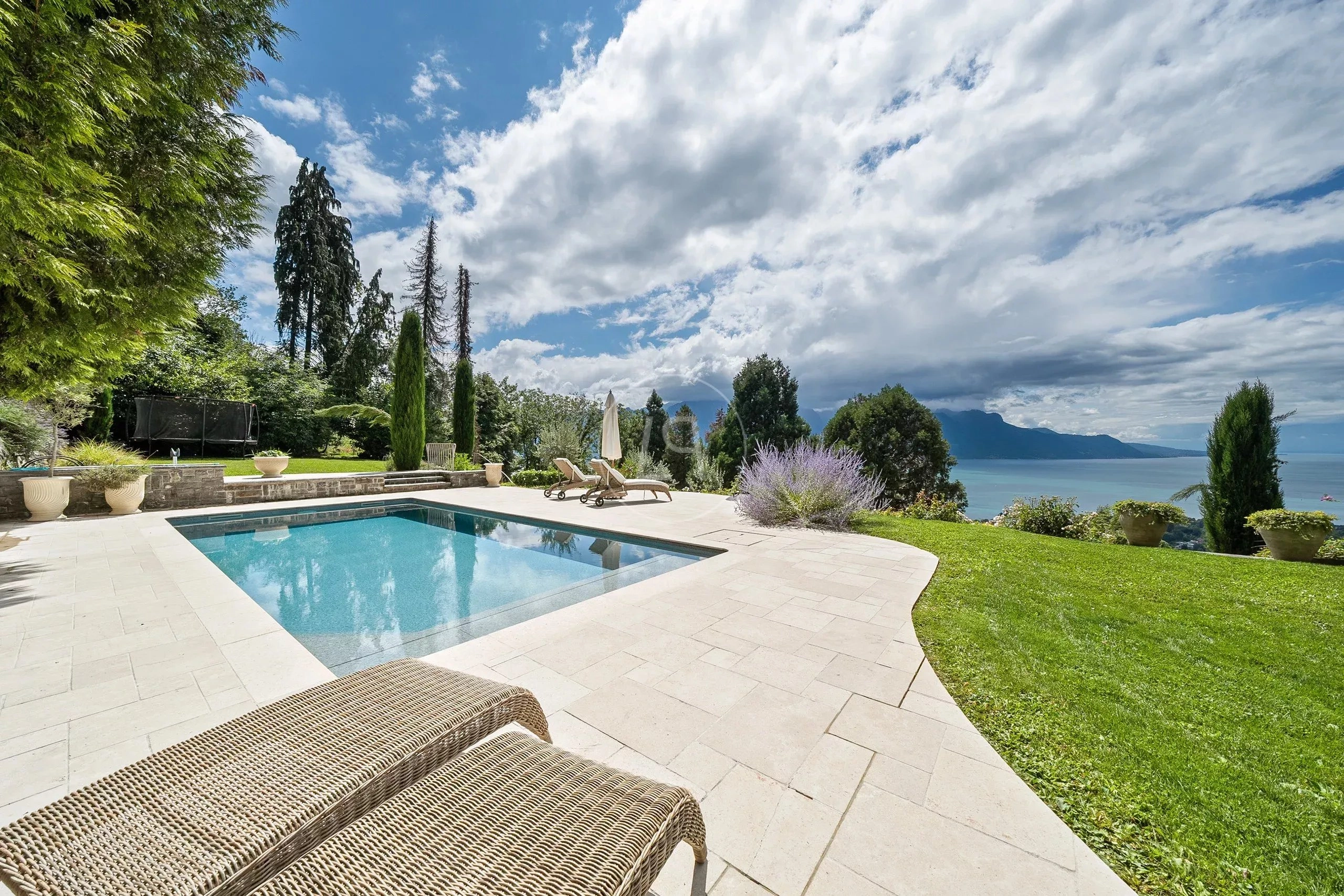 Poolterrasse mit Seeblick
