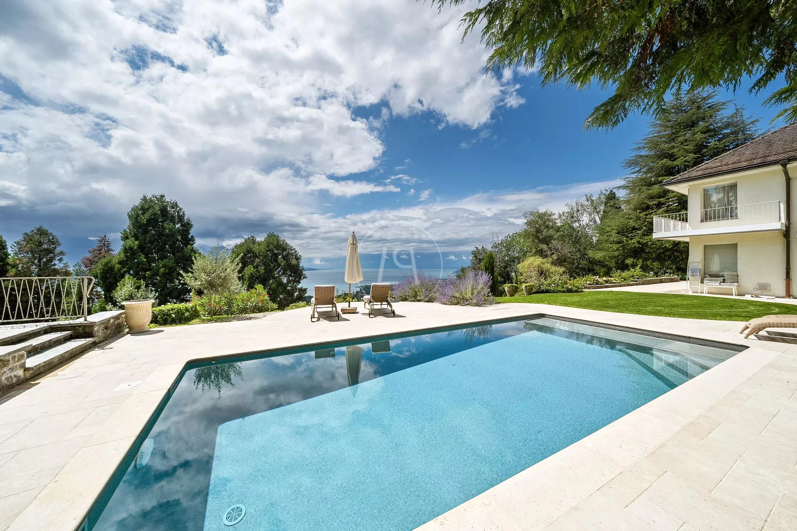 Außenansicht mit Pool und Blick auf das Wasser