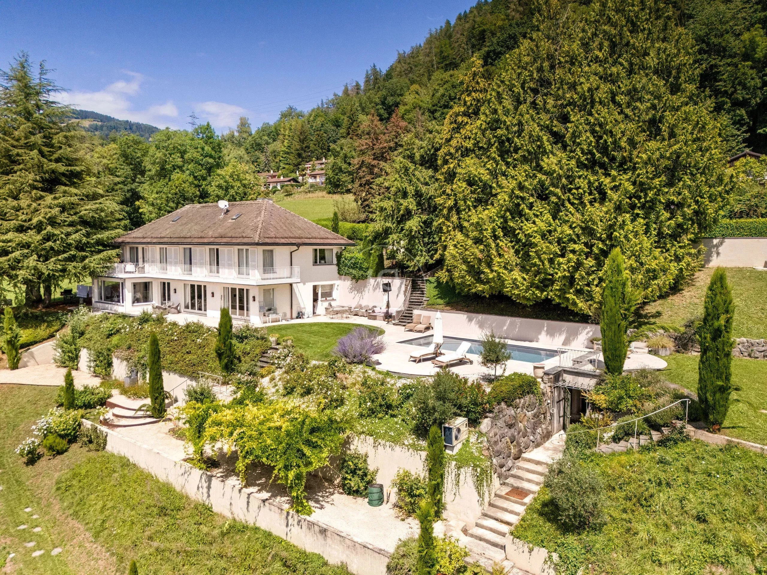 Villenanwesen mit Pool und Garten