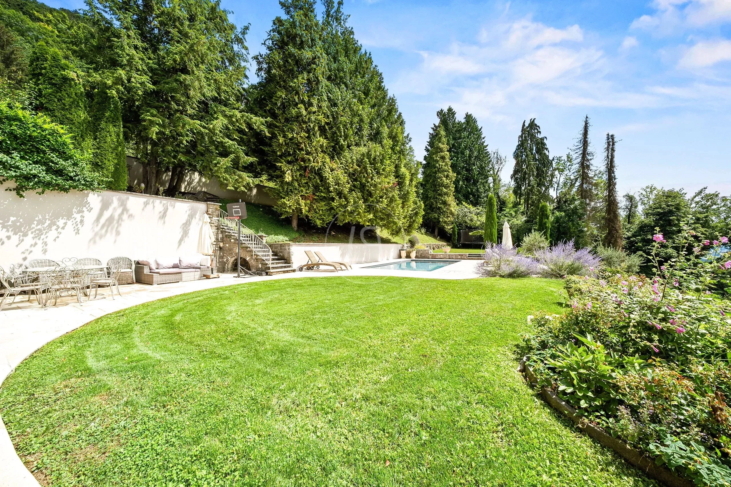 Großer Garten mit Pool und Terrasse