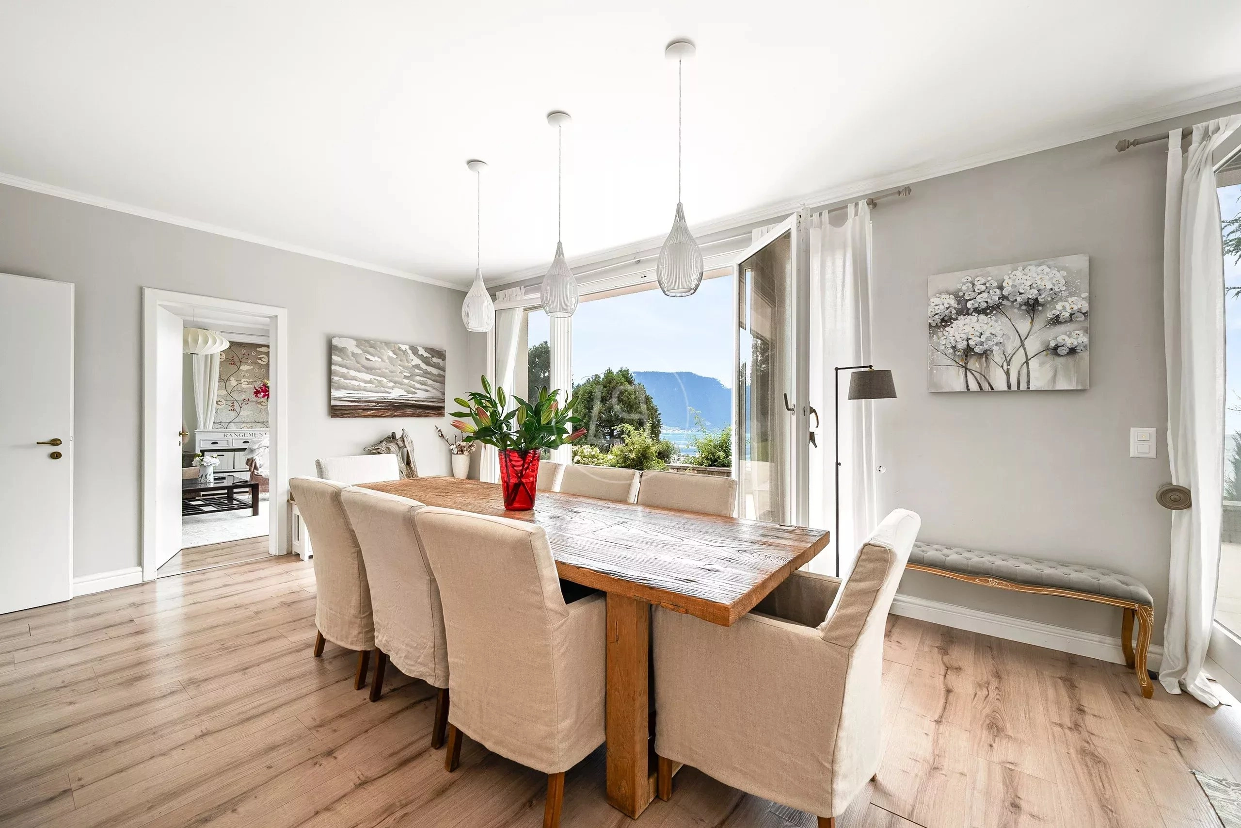 Helles Esszimmer mit Bergblick