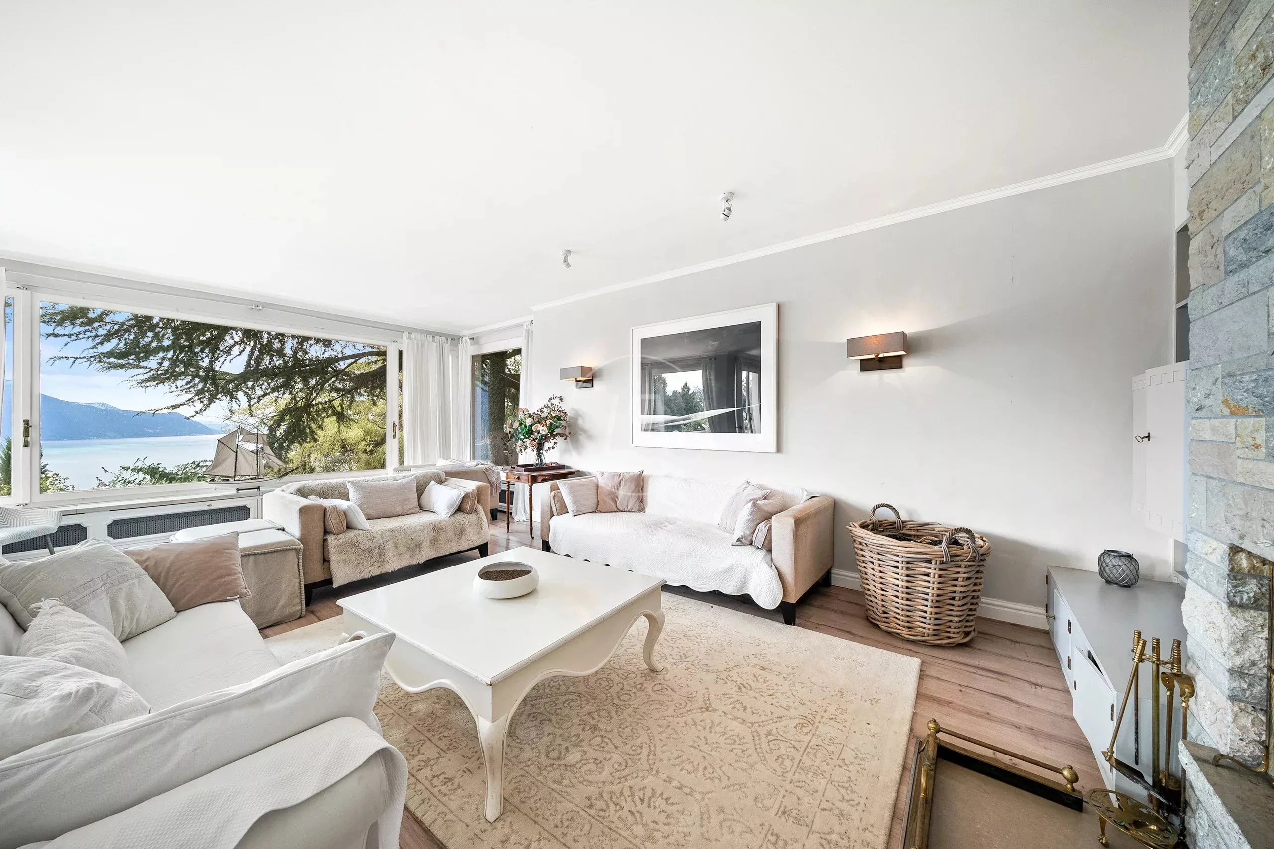 Helles Wohnzimmer mit Seeblick