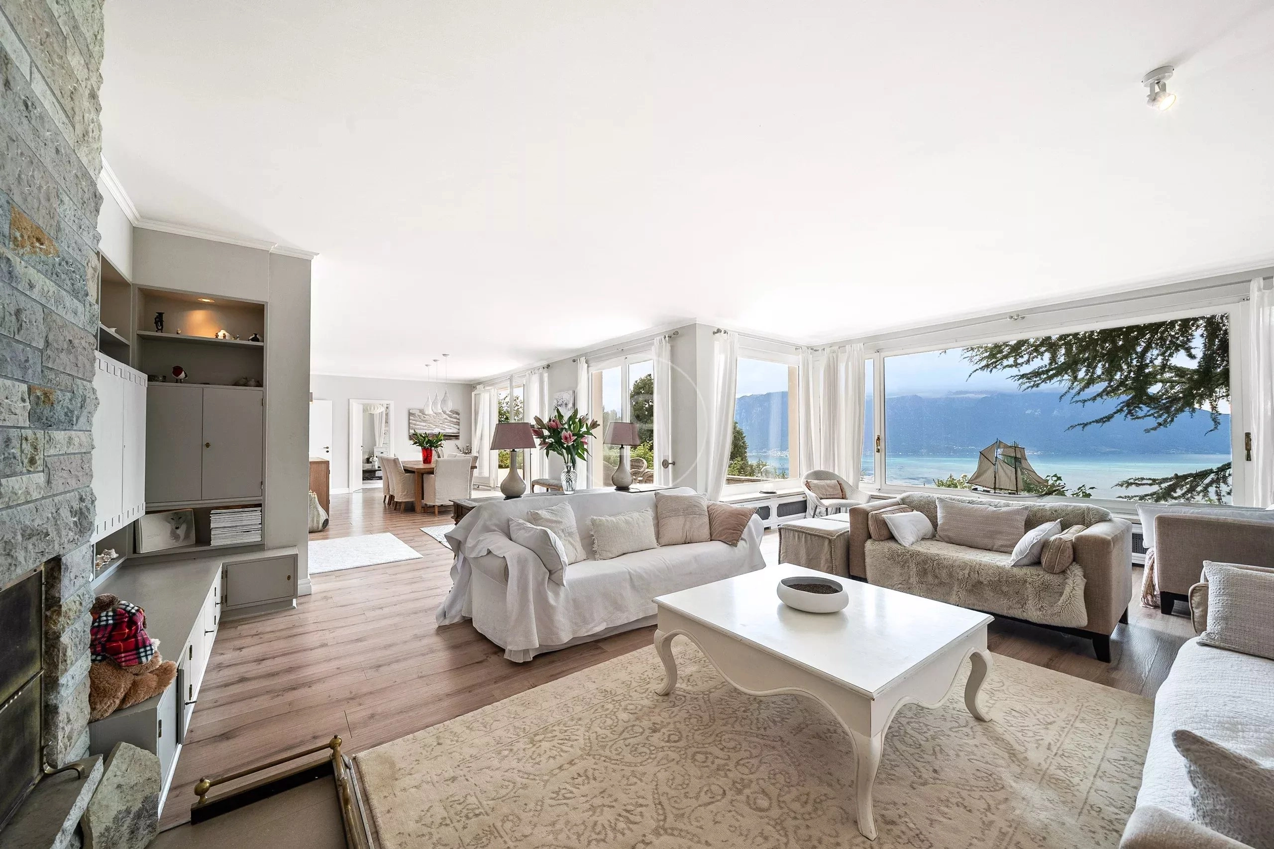 Helles Wohnzimmer mit Panoramablick auf den See
