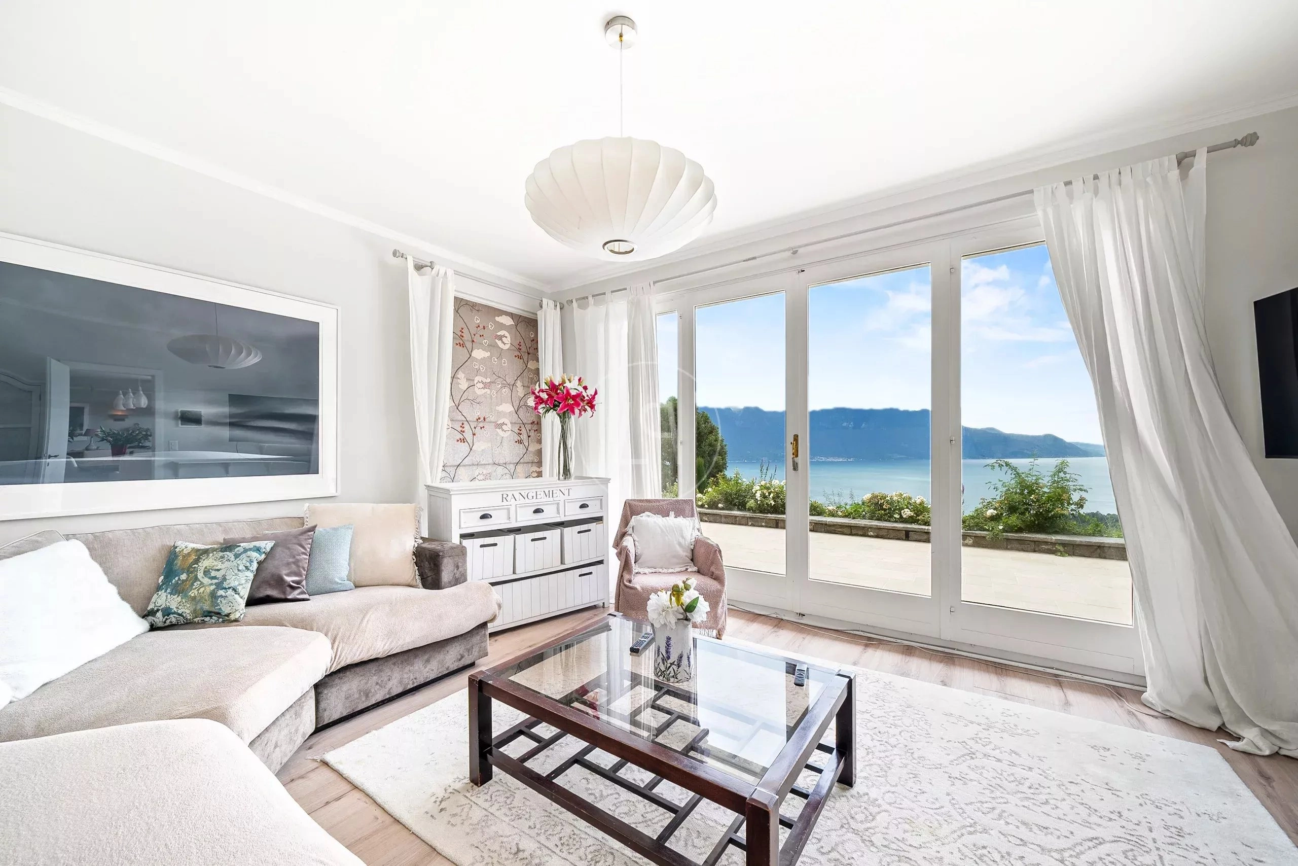 Helles Wohnzimmer mit Meerblick