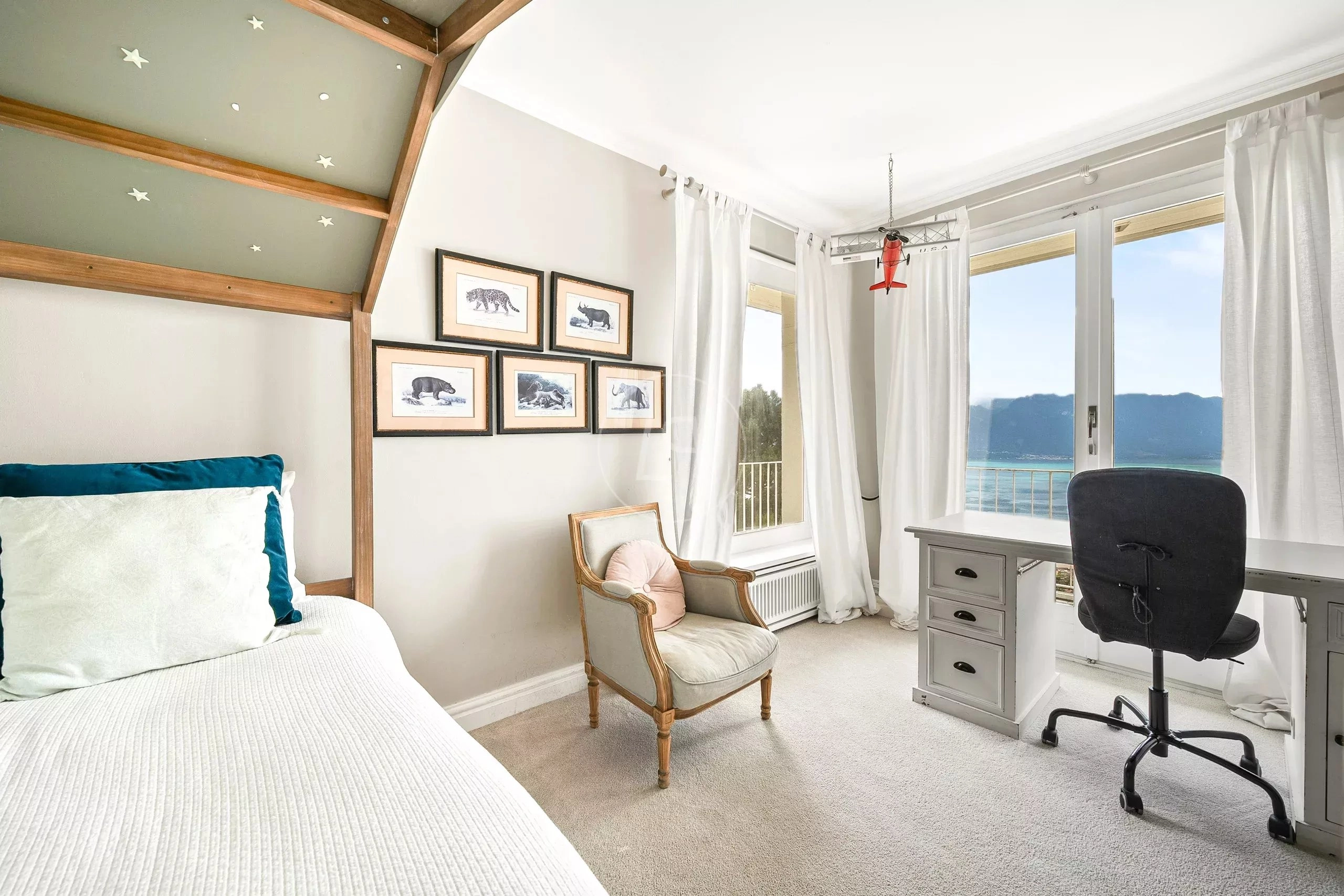 Helles Schlafzimmer mit Meerblick und Arbeitsbereich