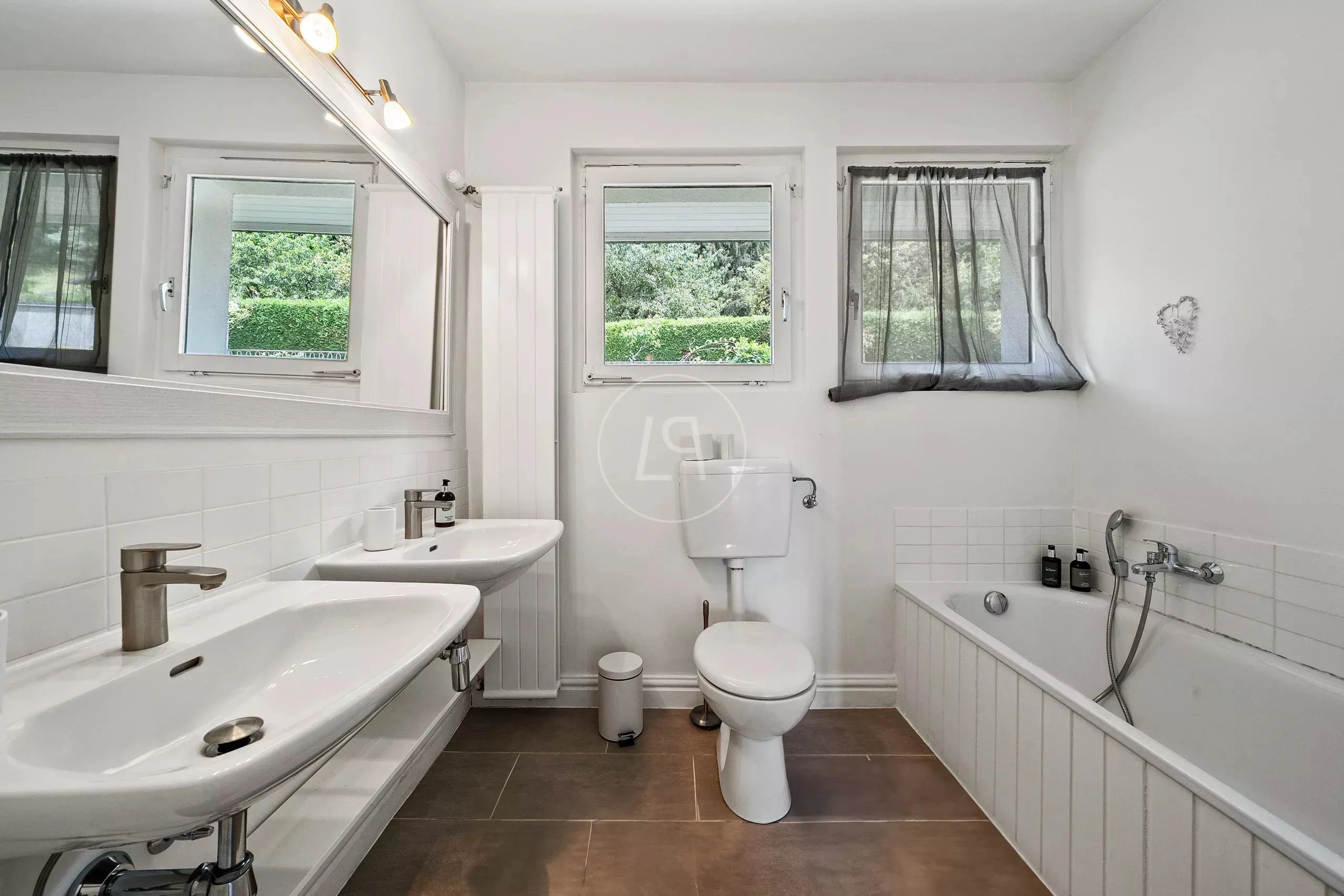 Modernes Bad mit Doppelwaschtisch und Badewanne