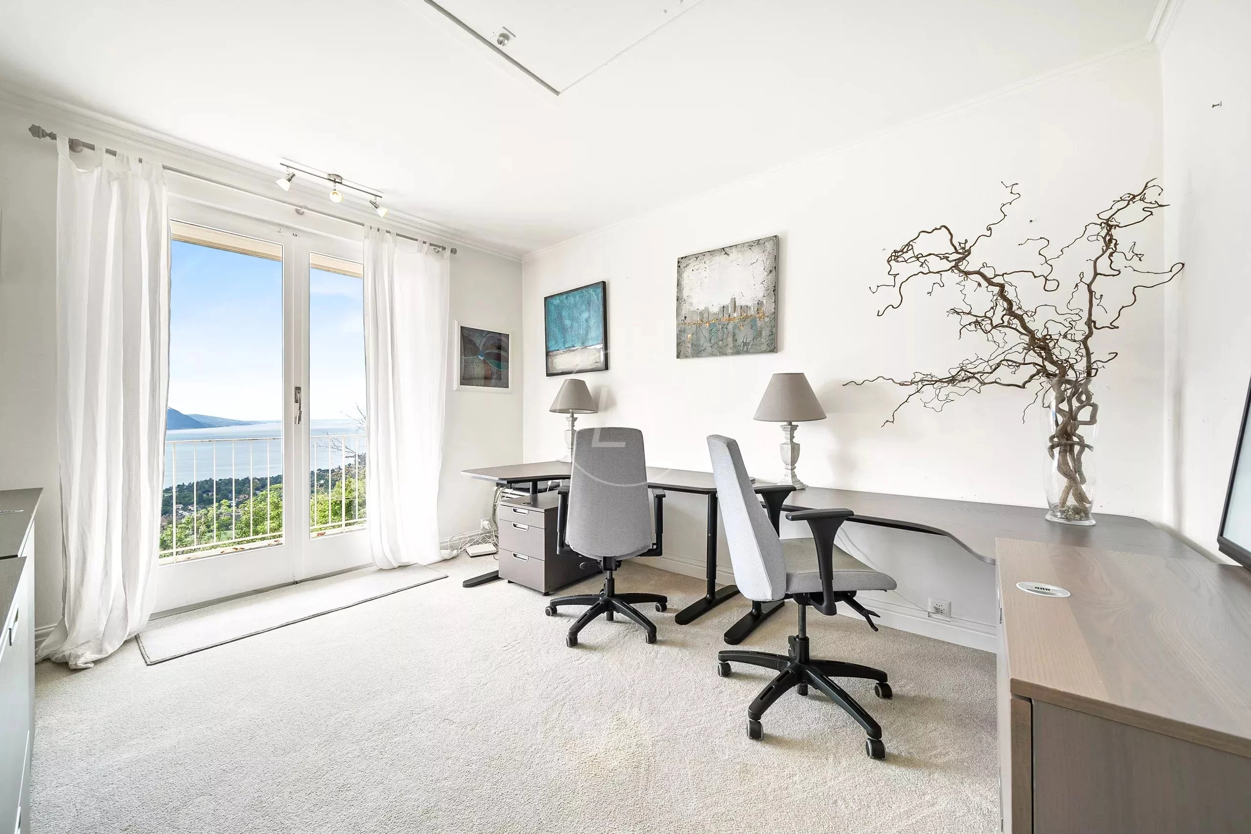 Helles Arbeitszimmer mit Meerblick