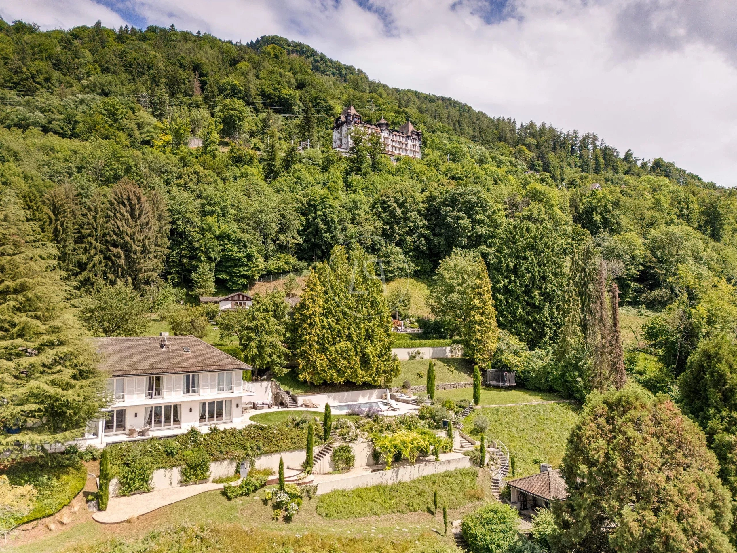 Luxuriöses Anwesen am bewaldeten Hang mit Garten und Pool