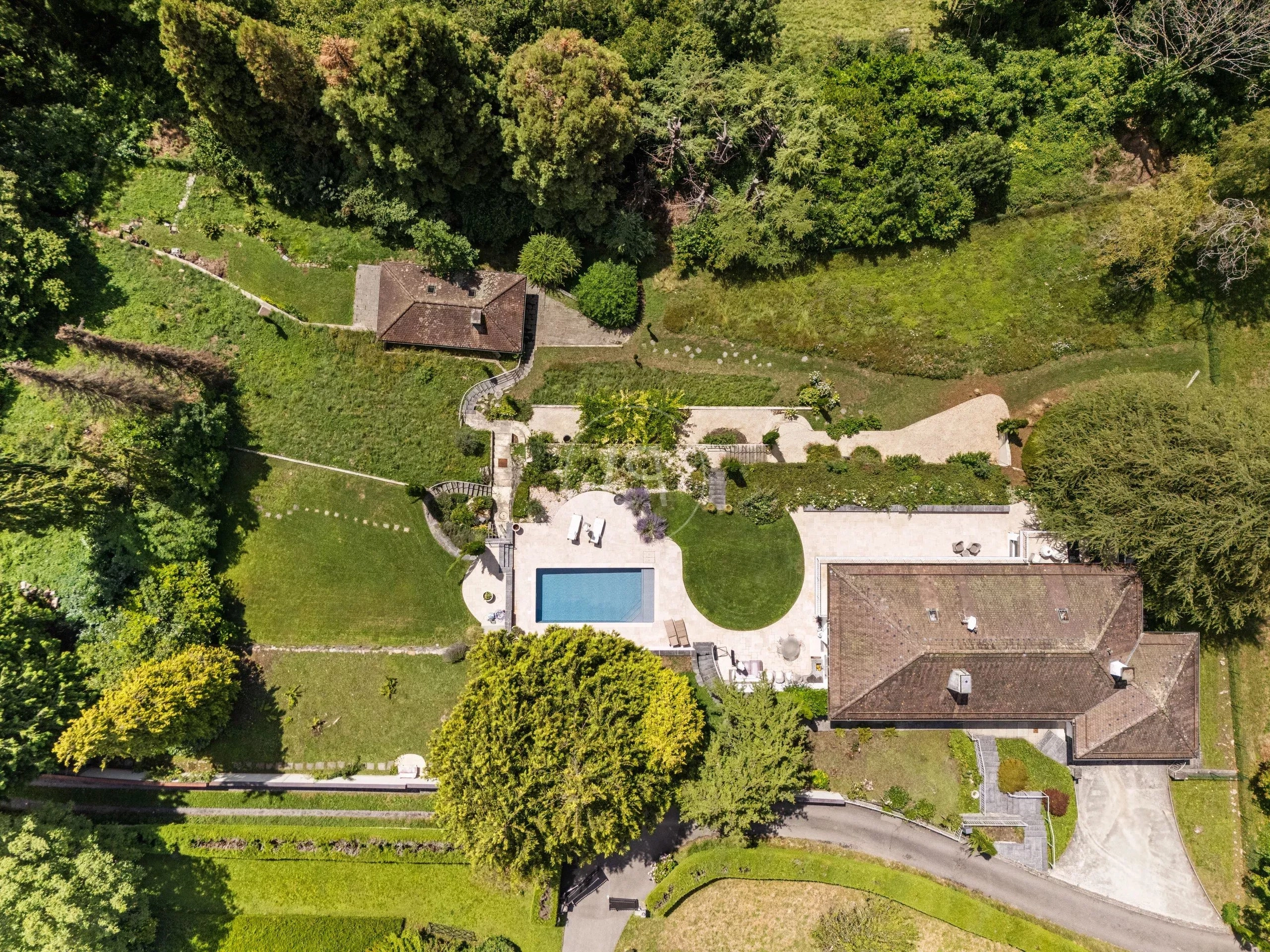 Luftaufnahme eines großzügigen Anwesens mit Pool und Garten