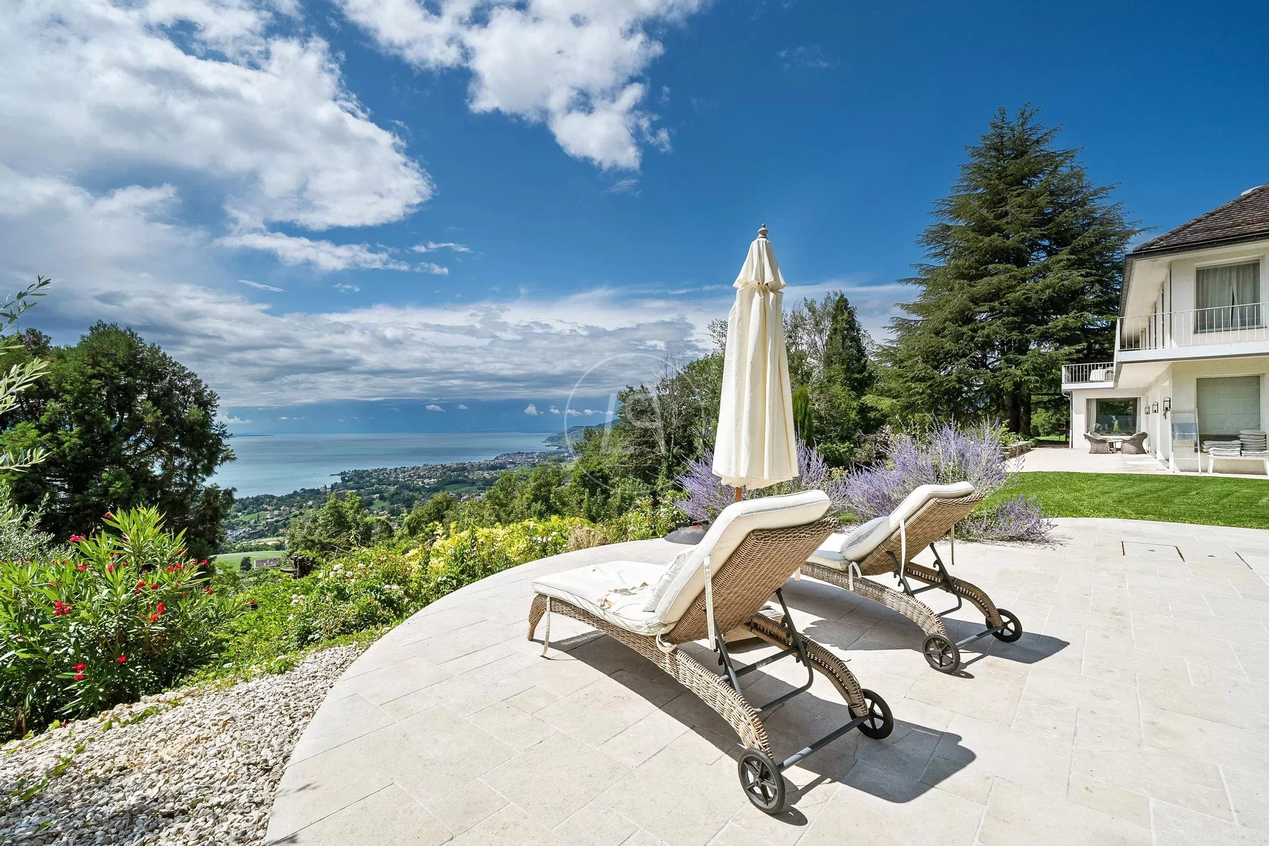 Luxuriöse Terrasse mit Seeblick