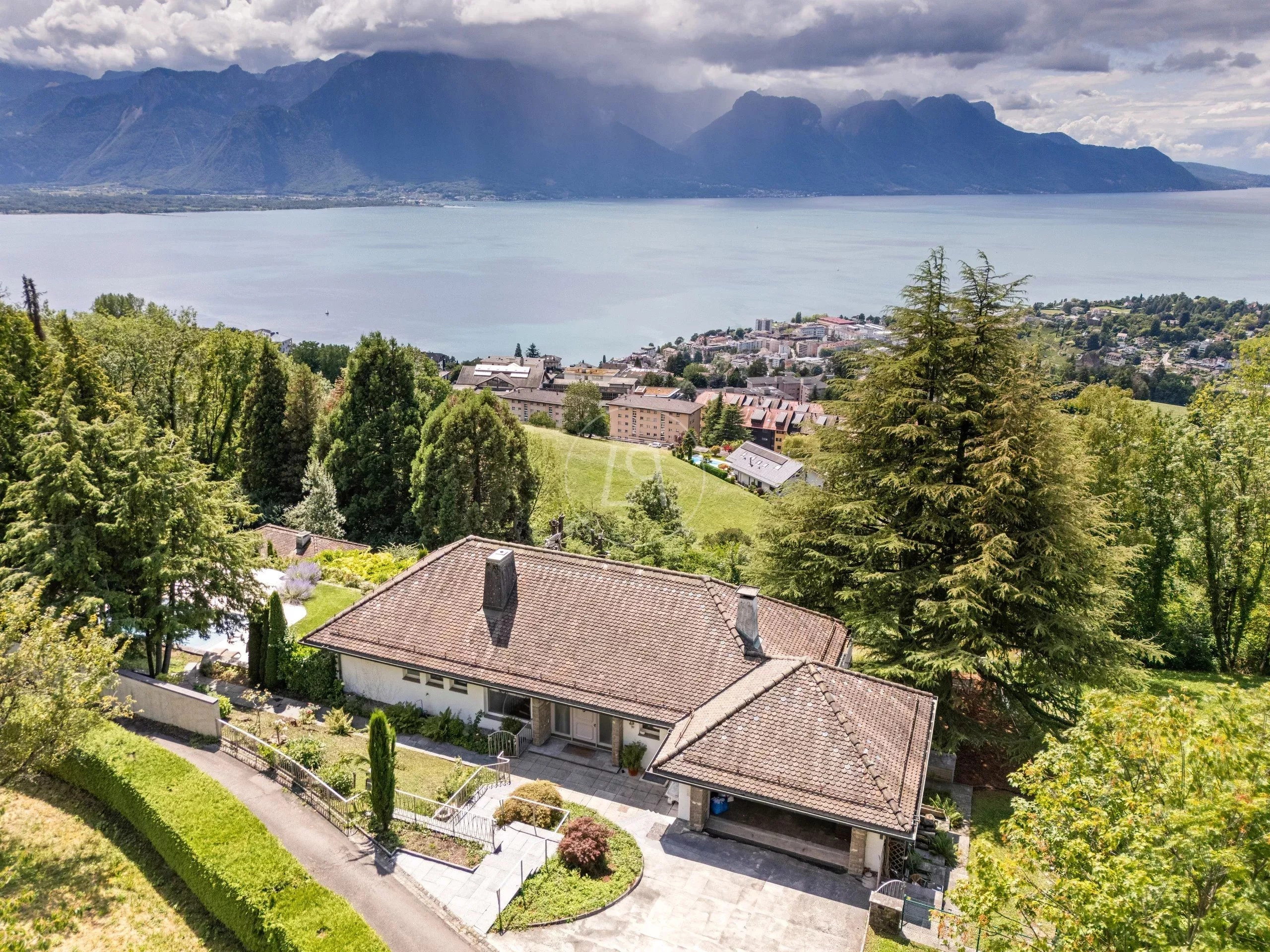 Villa mit Seeblick und Bergpanorama