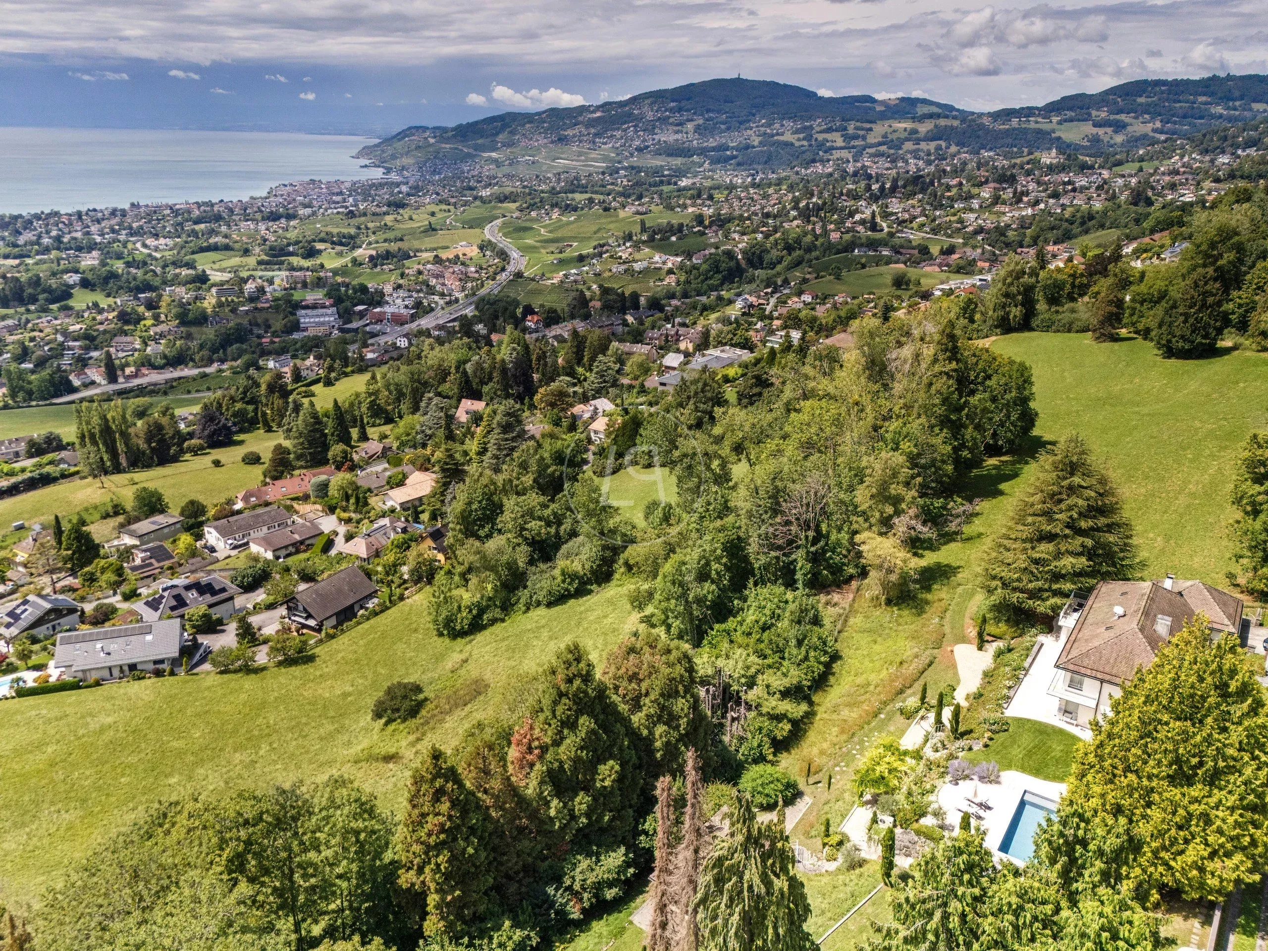 Luftaufnahme einer Seeblick-Landschaft mit Wohngebieten