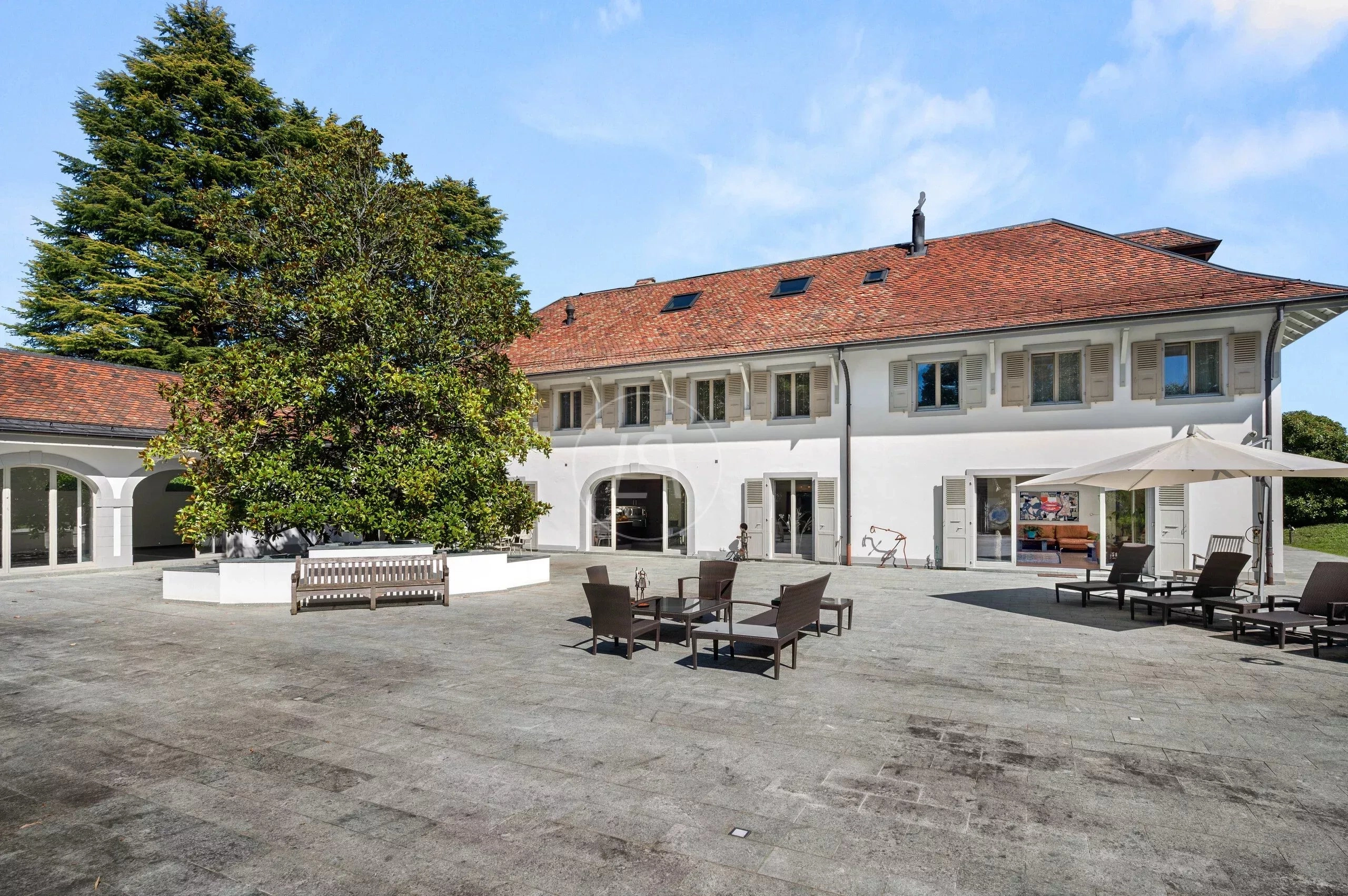 Große mediterran wirkende Villa mit Innenhof