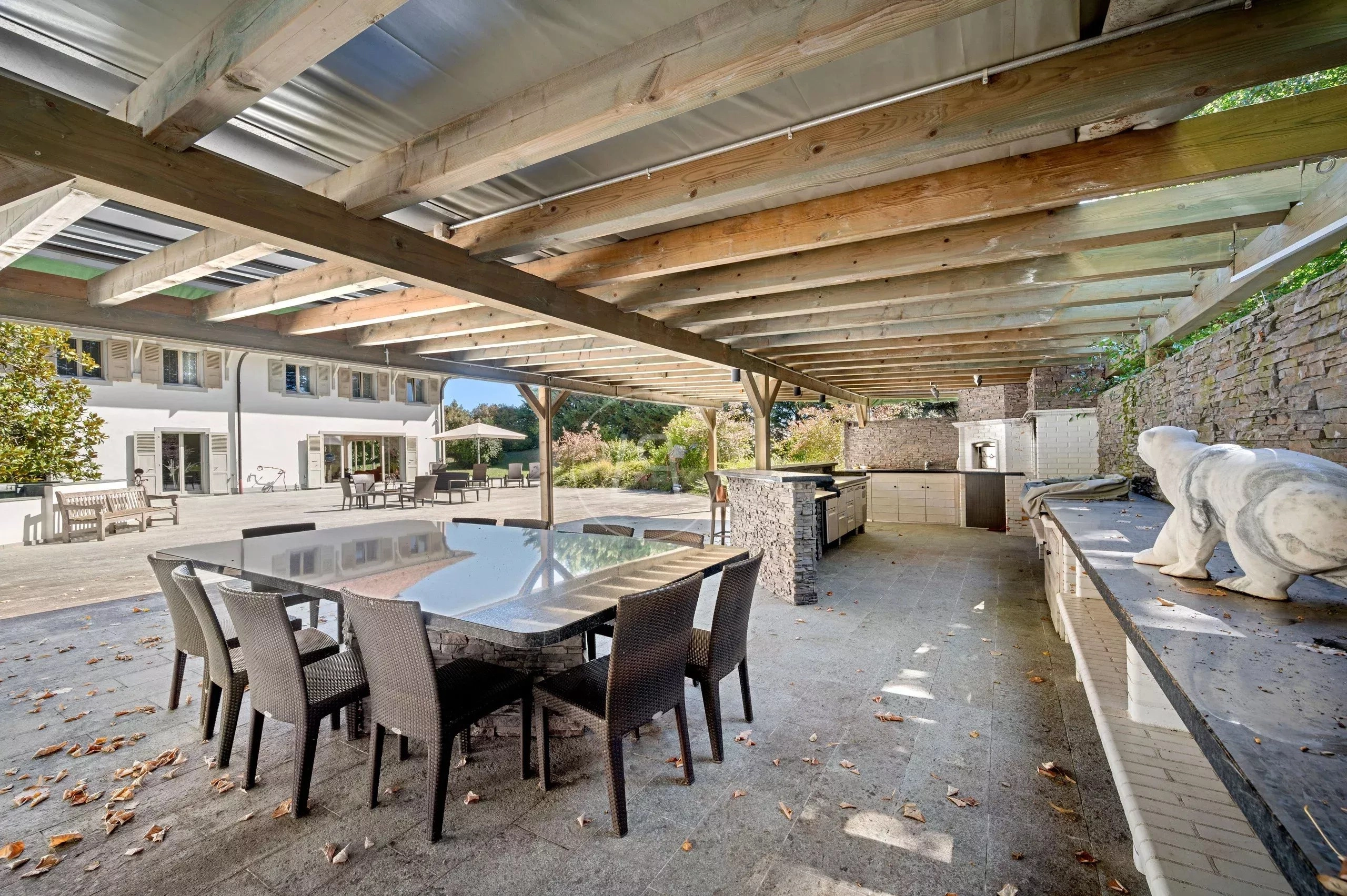 Überdachte Außenküche und Terrassenlounge