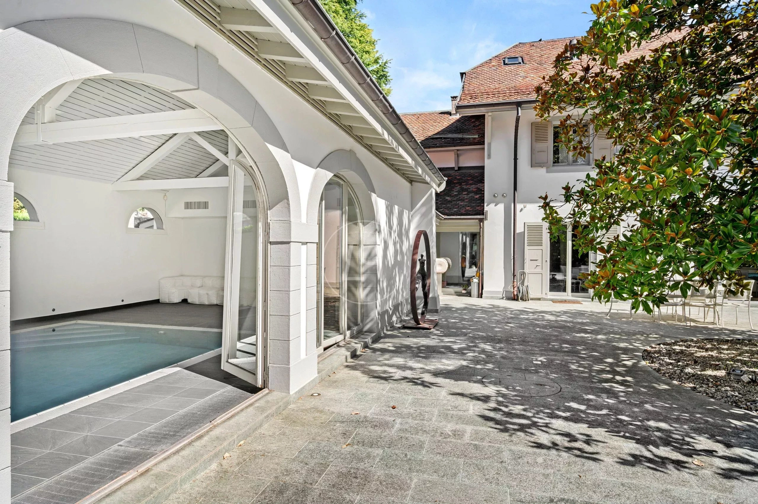 Außenhof mit überdachtem Poolbereich