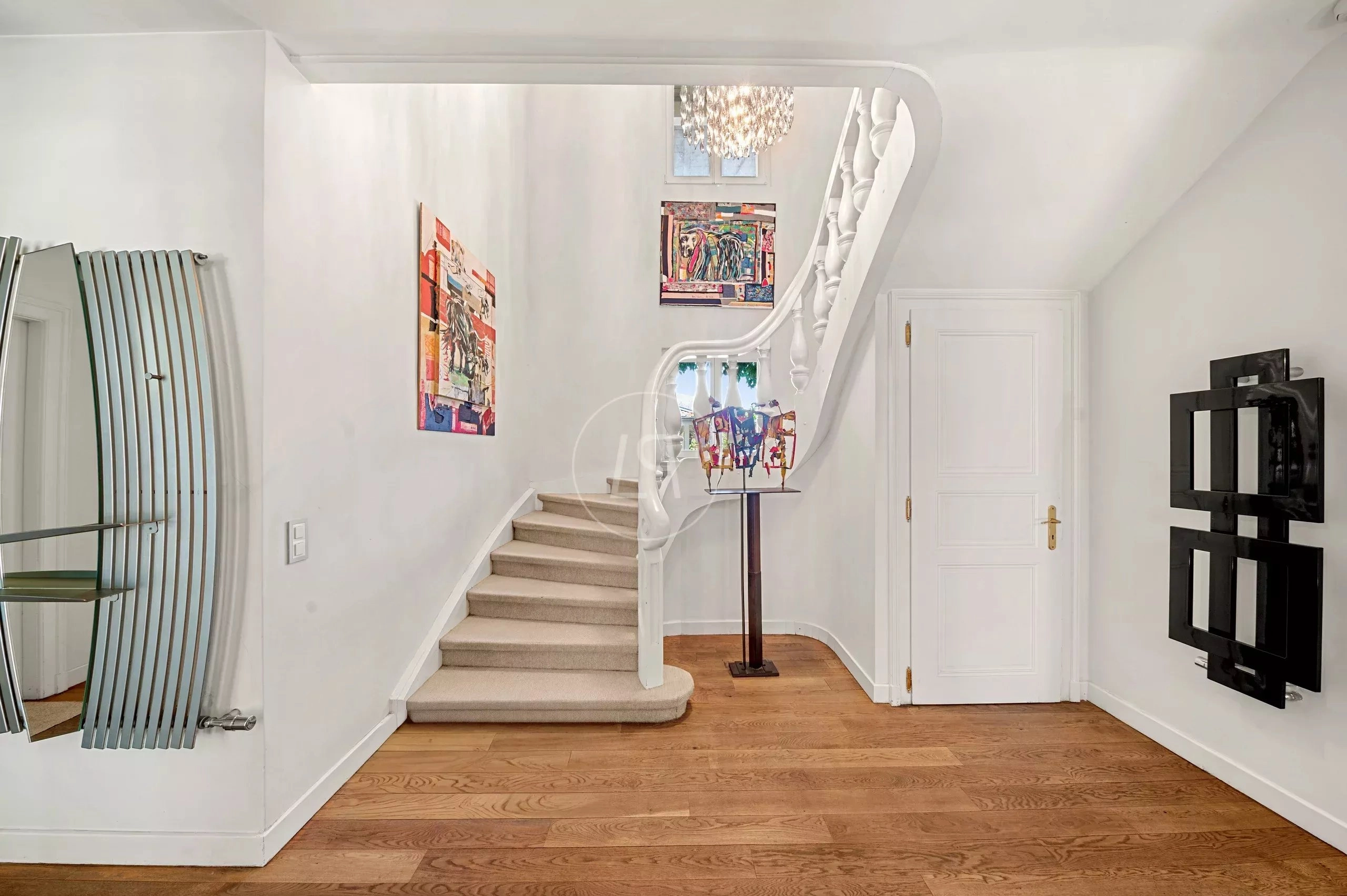 Eleganter Eingangsbereich mit Treppe