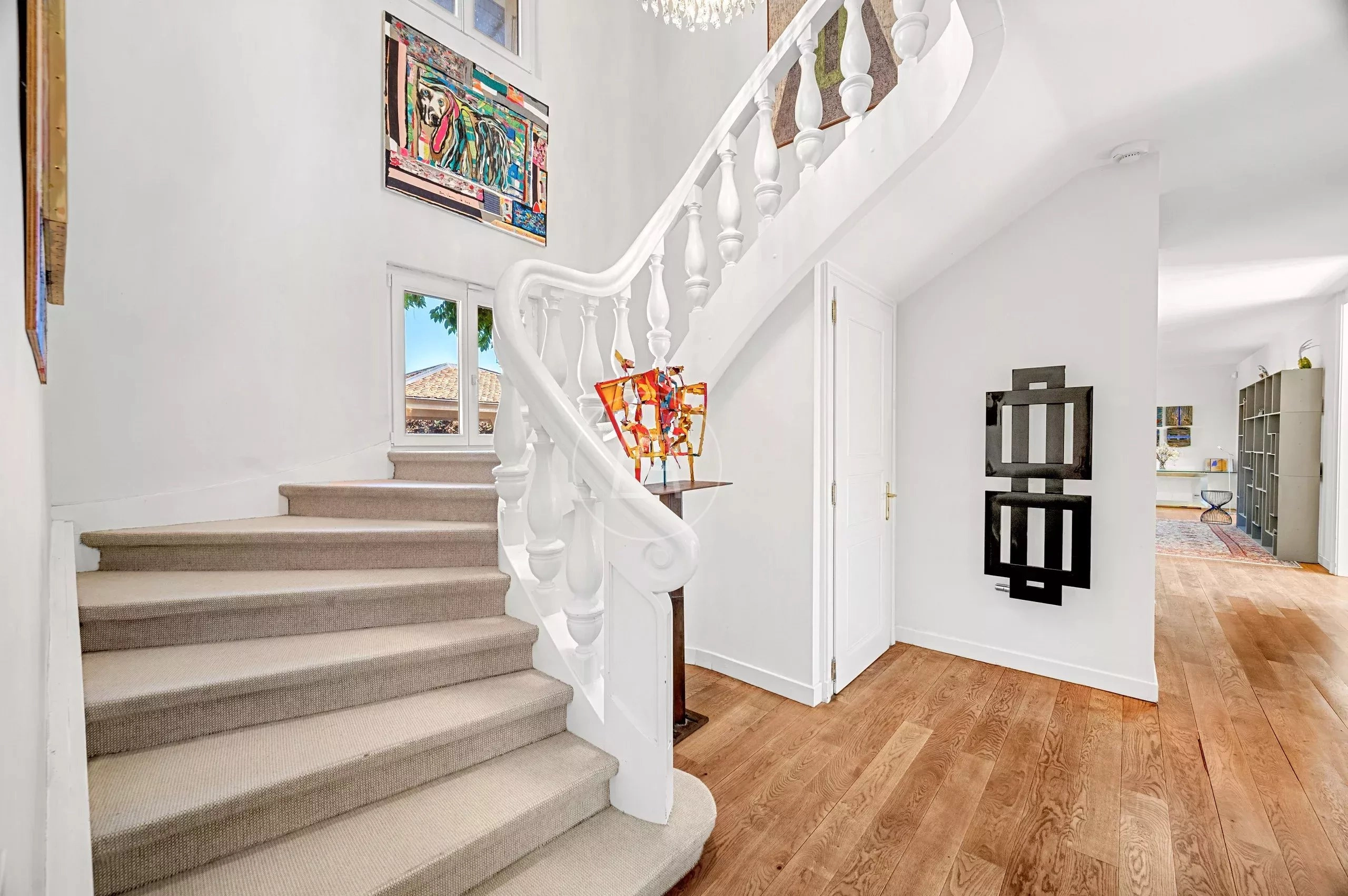 Heller Eingangsbereich mit Treppe