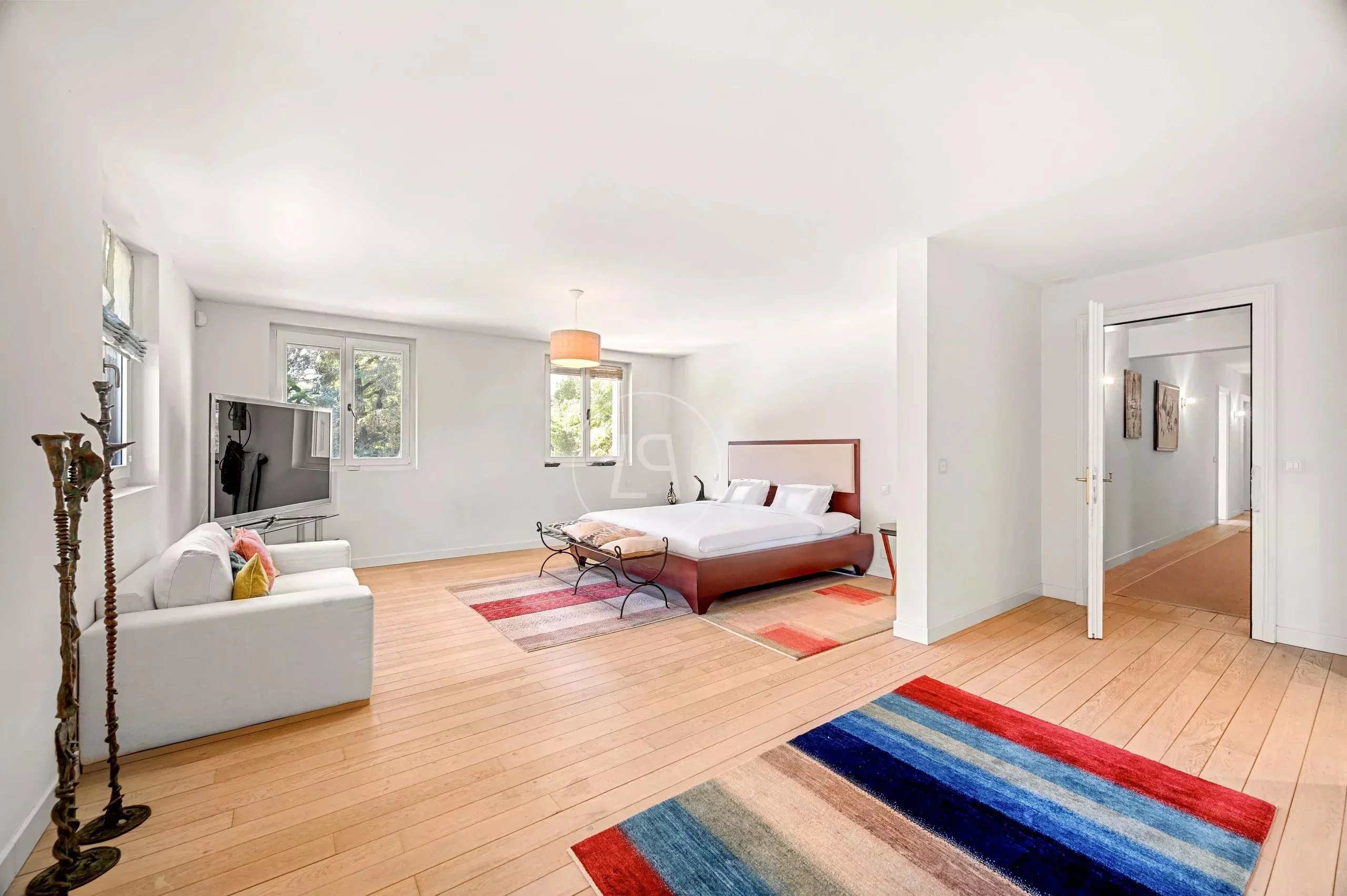 Helles Schlafzimmer mit minimalistischer Einrichtung