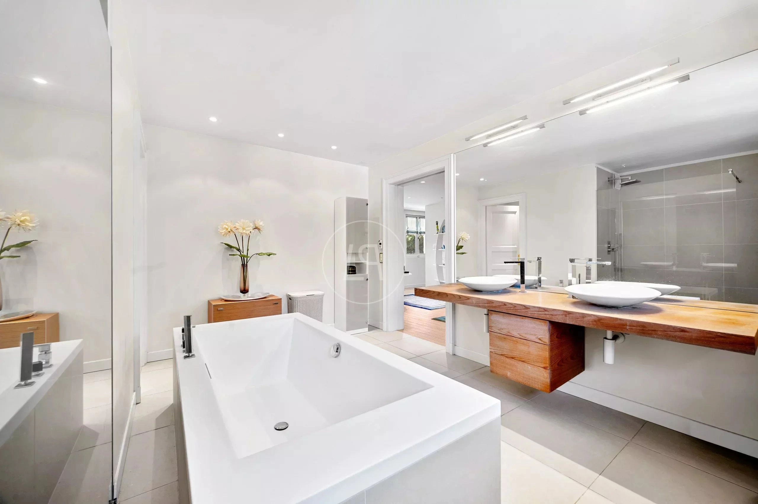 Modernes Badezimmer mit freistehender Wanne und Doppelwaschtisch