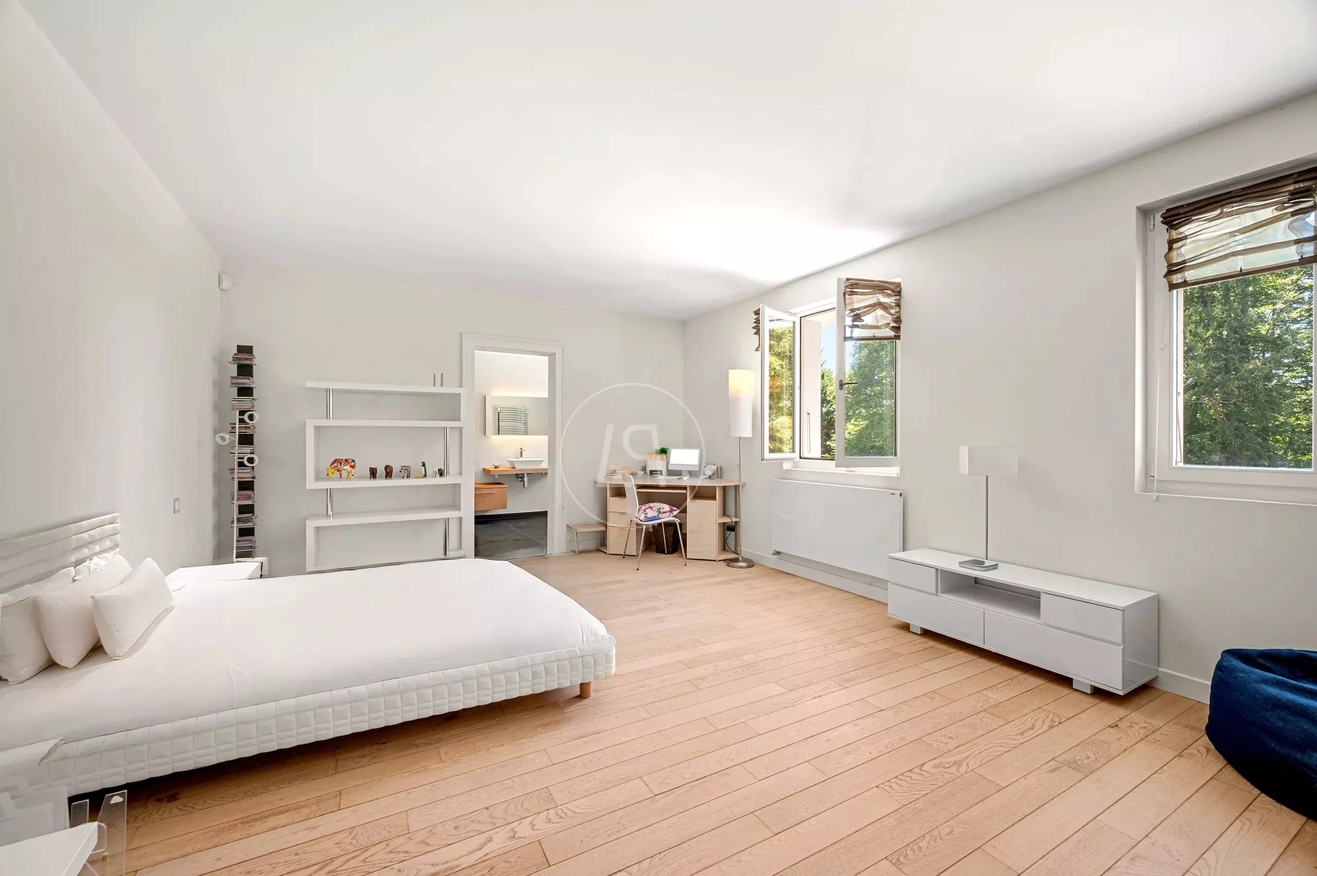 Helles Schlafzimmer mit großen Fenstern