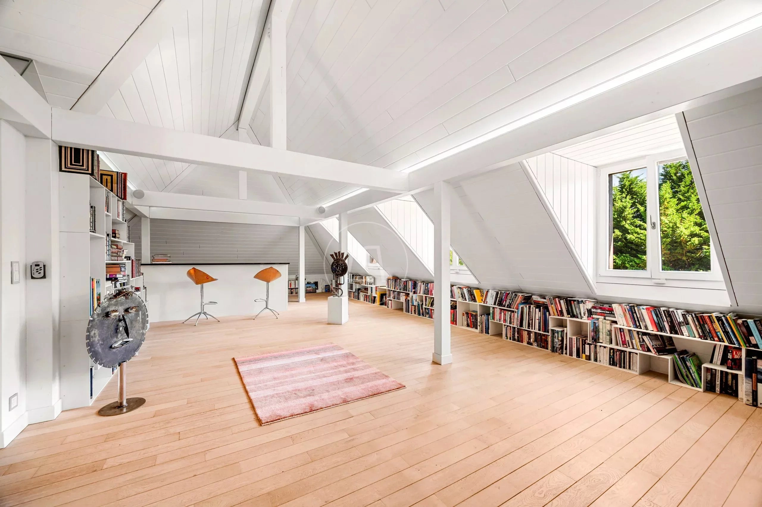 Heller Dachboden mit Bibliotheksbereich
