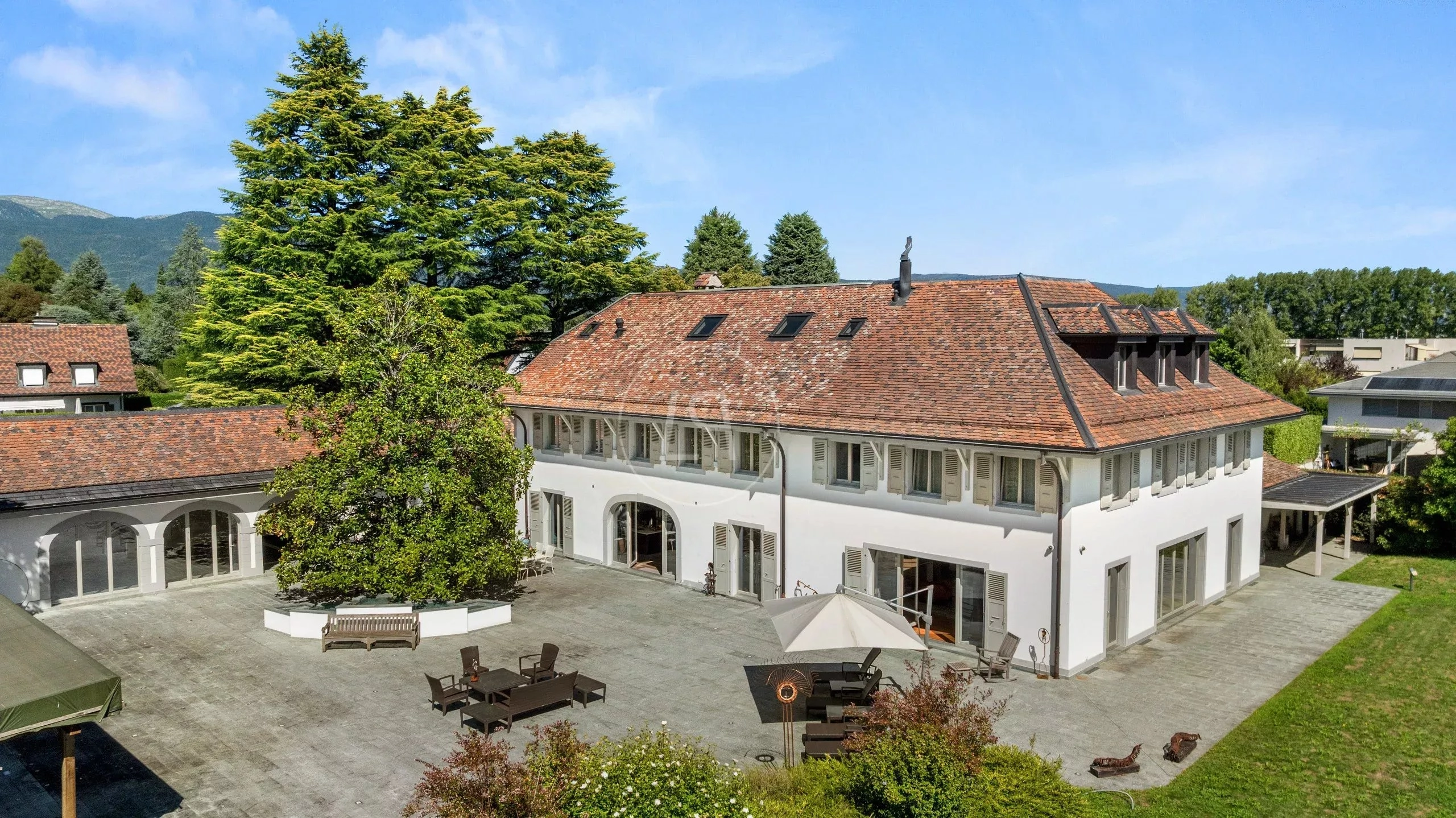 Außenansicht eines großzügigen Landhauses mit Terrasse