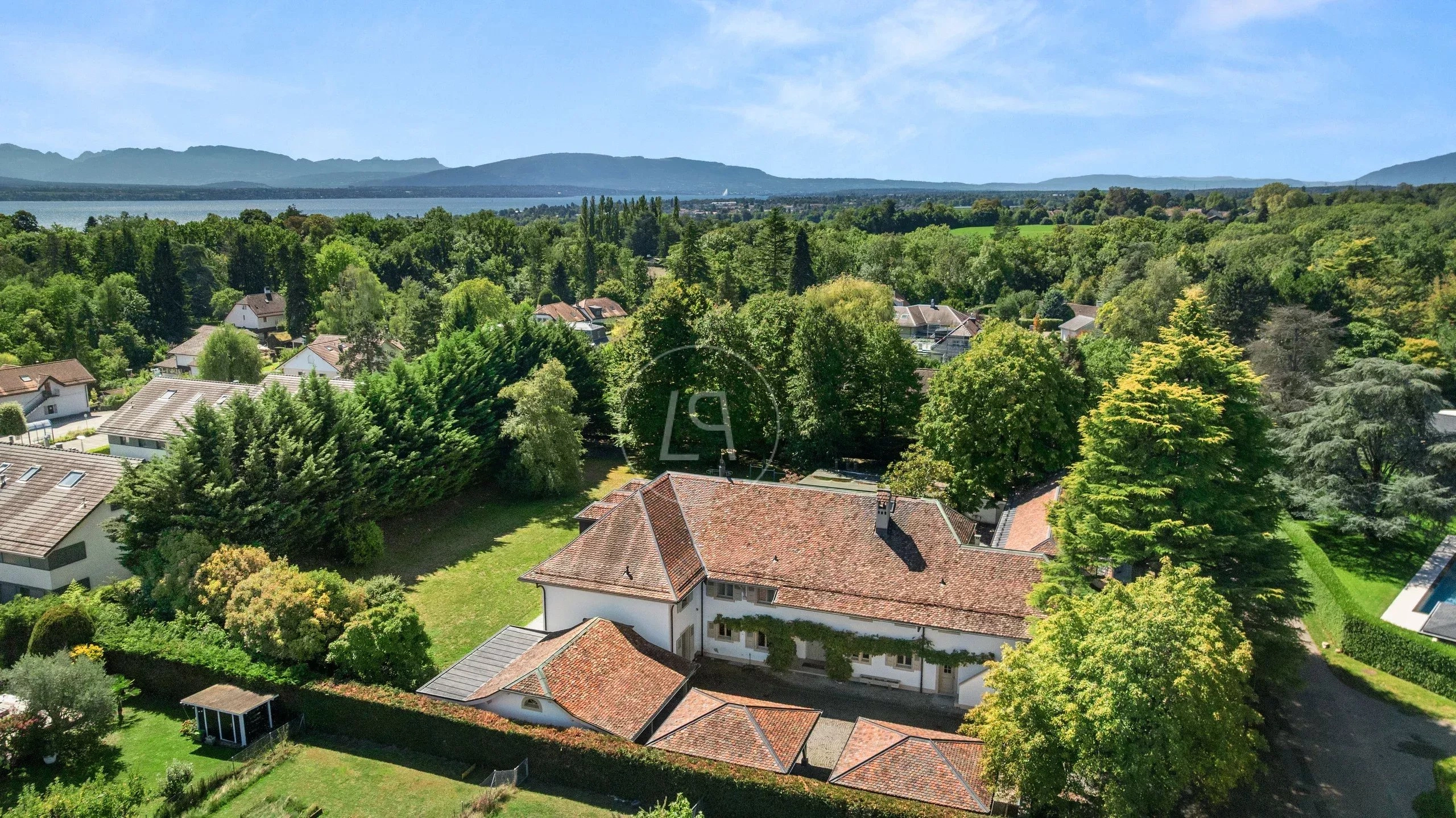 Luftaufnahme eines großzügigen Anwesens mit Seeblick