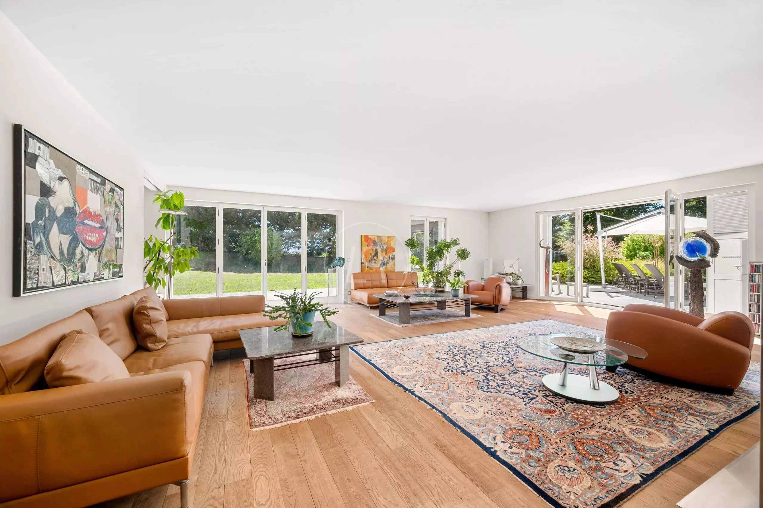 Großzügiges, helles Wohnzimmer mit Gartenausblick