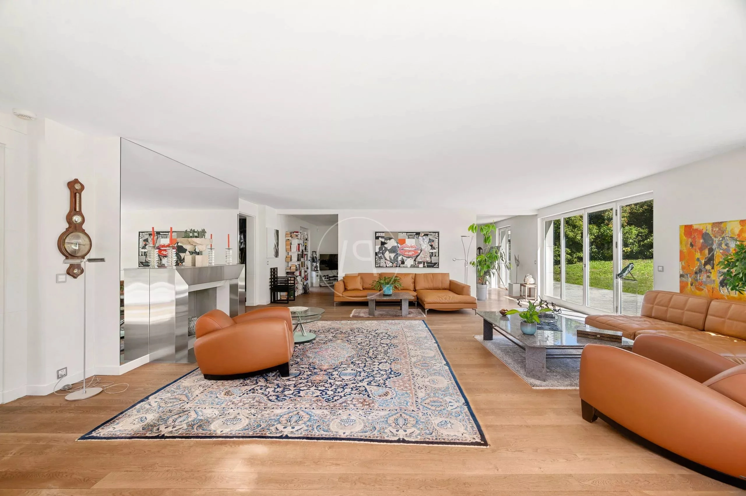 Großzügiges, modern eingerichtetes Wohnzimmer mit Gartenblick