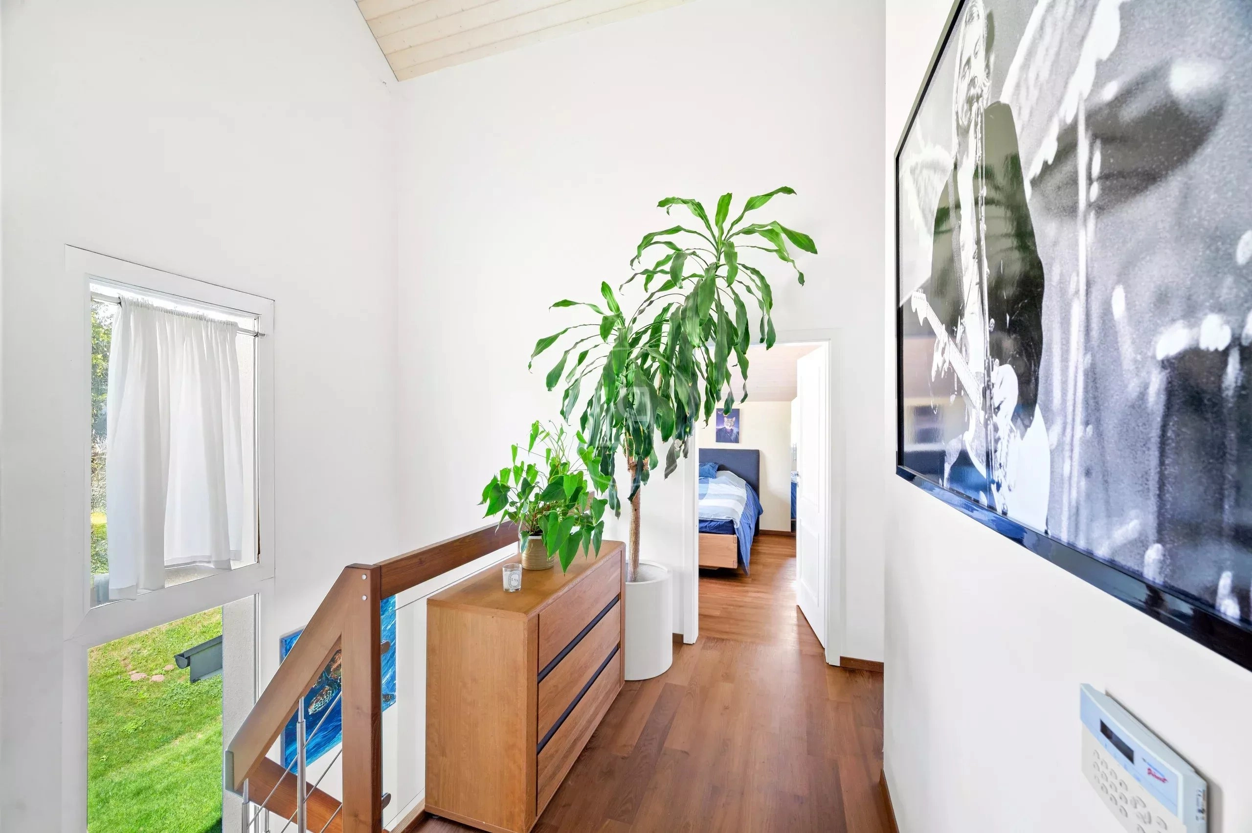 Heller Flur mit Treppe und Blick ins Schlafzimmer