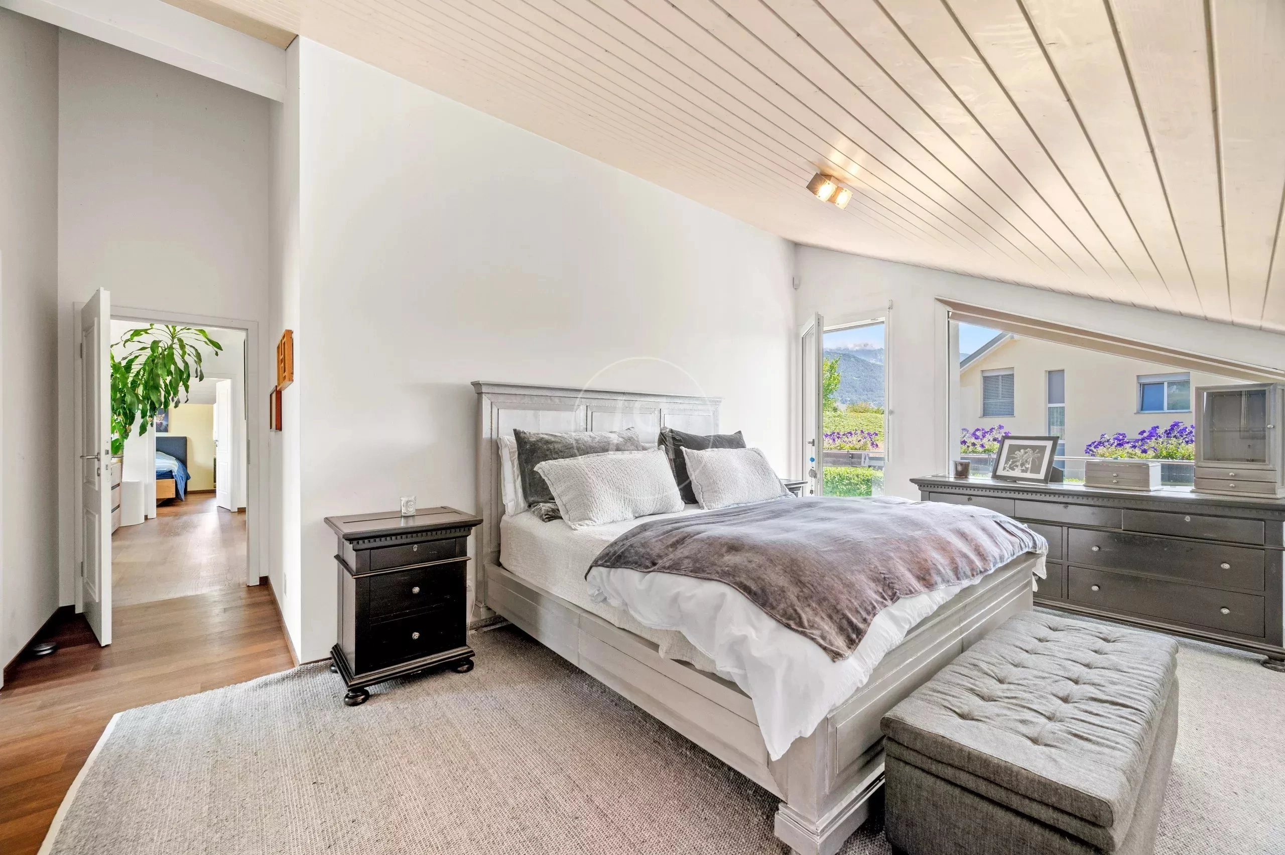 Helles Schlafzimmer mit Blick ins Grüne