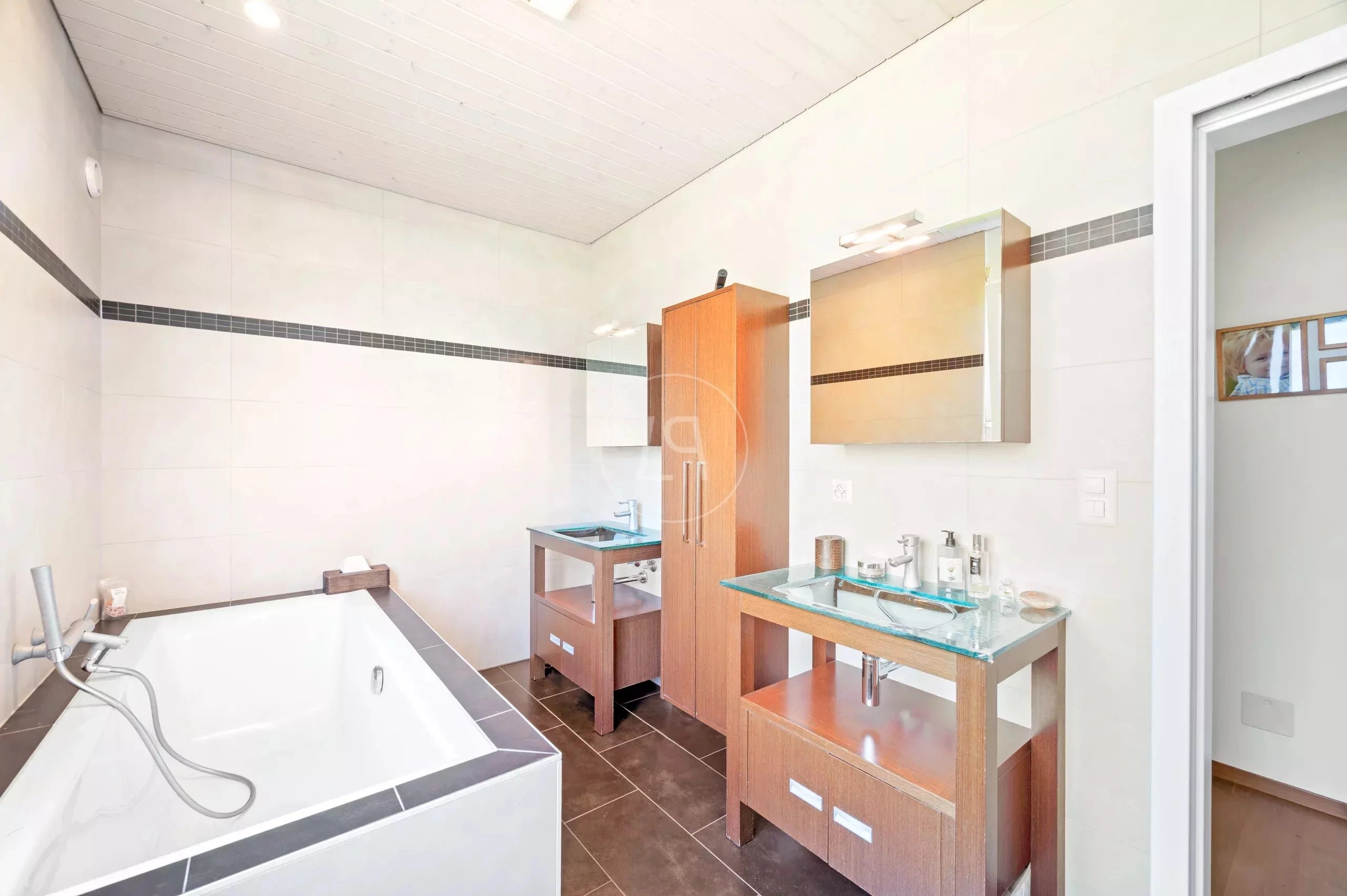 Badezimmer mit Wanne und Doppelwaschtisch