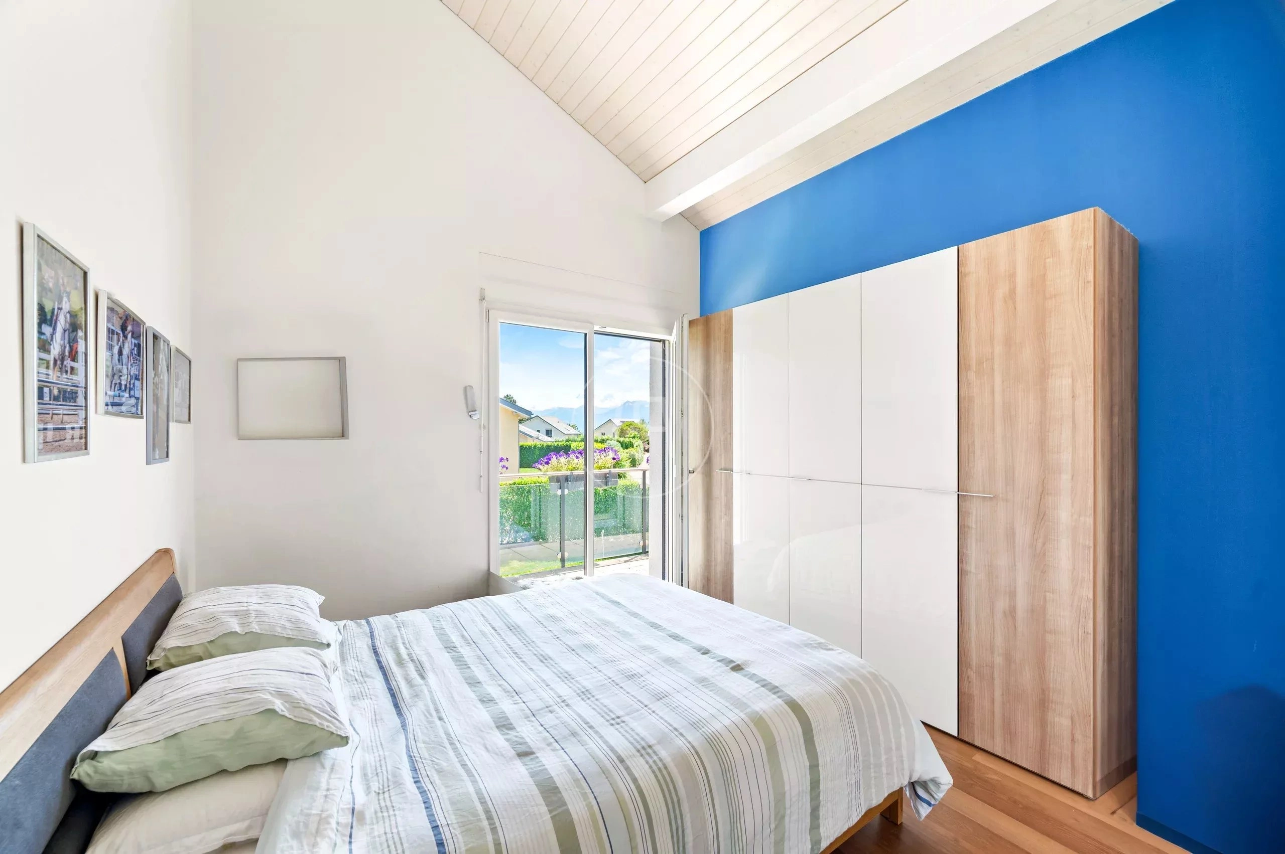 Helles Schlafzimmer mit Balkonzugang