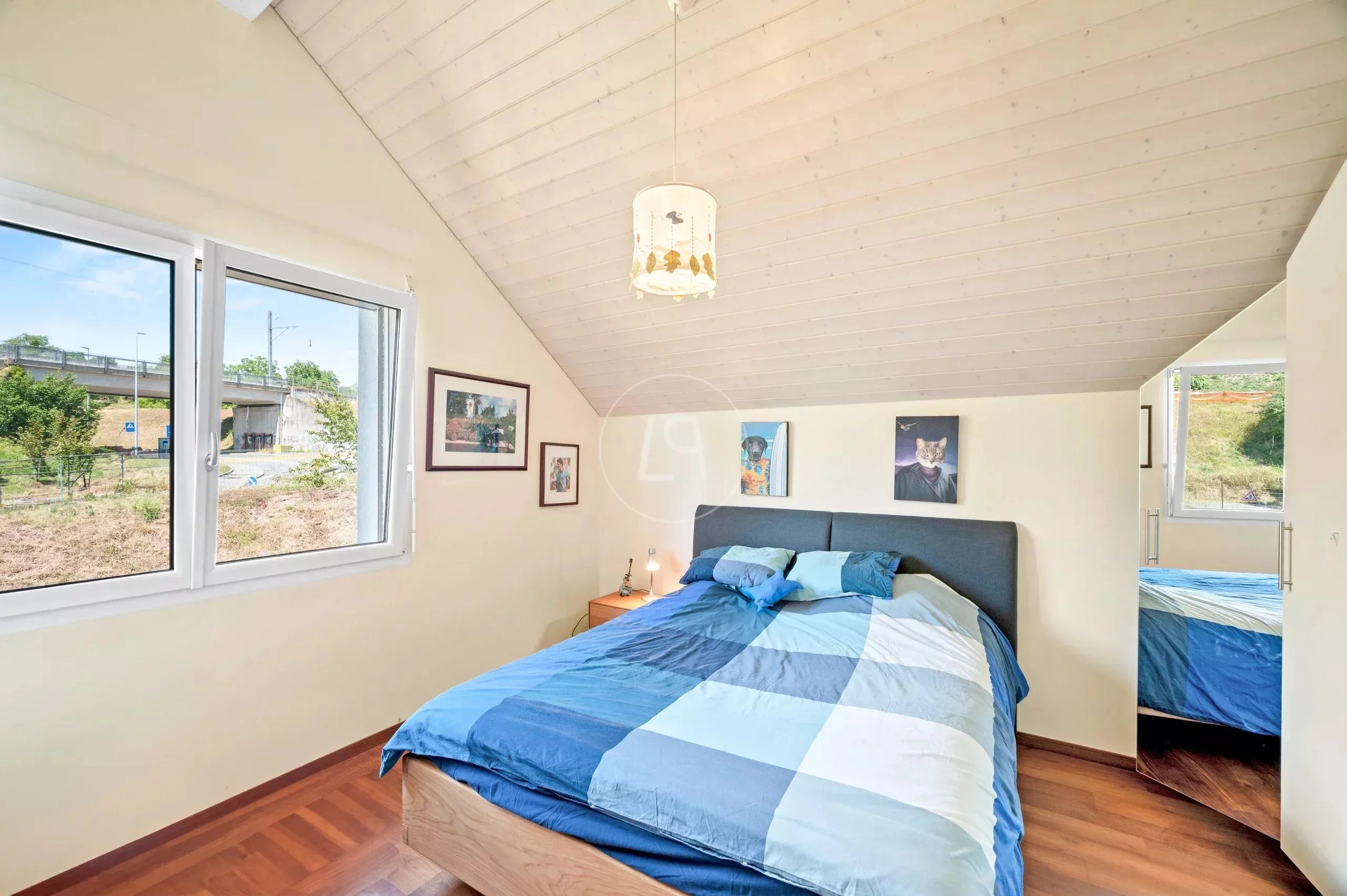 Helles Schlafzimmer mit Dachschräge