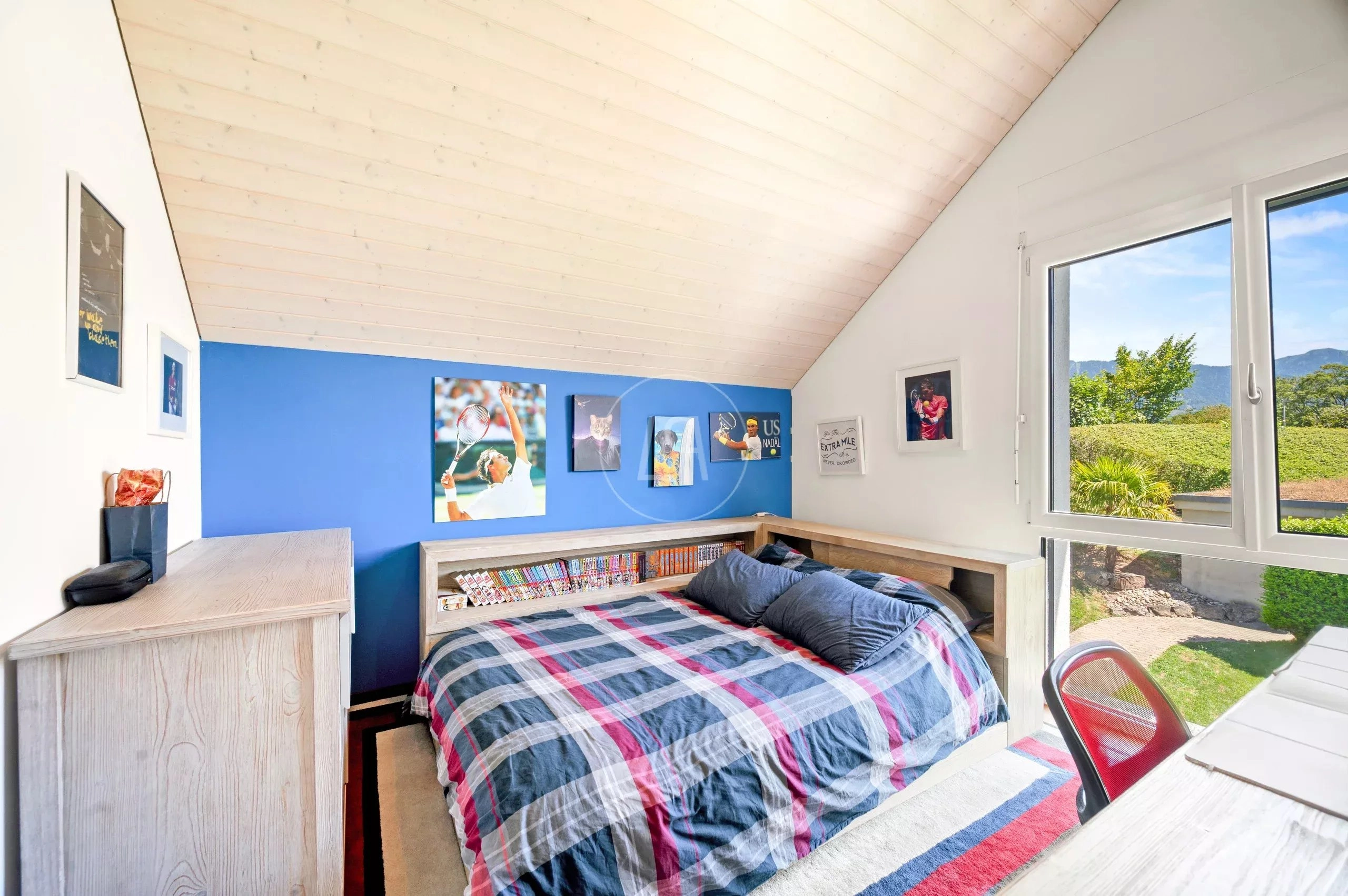Helles Schlafzimmer unter Schrägdach mit Bergblick
