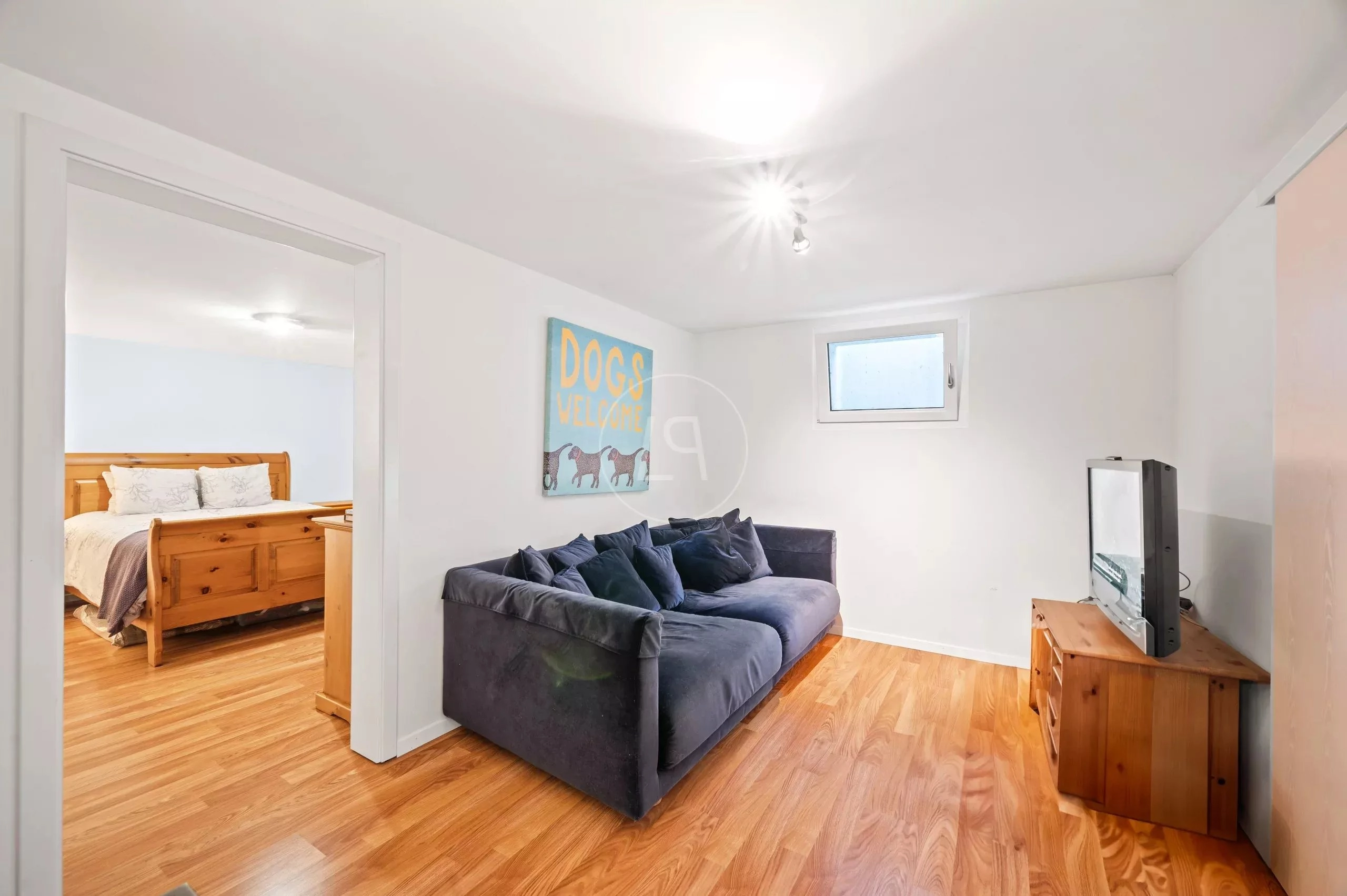 Helles Wohnzimmer mit angrenzendem Schlafzimmer