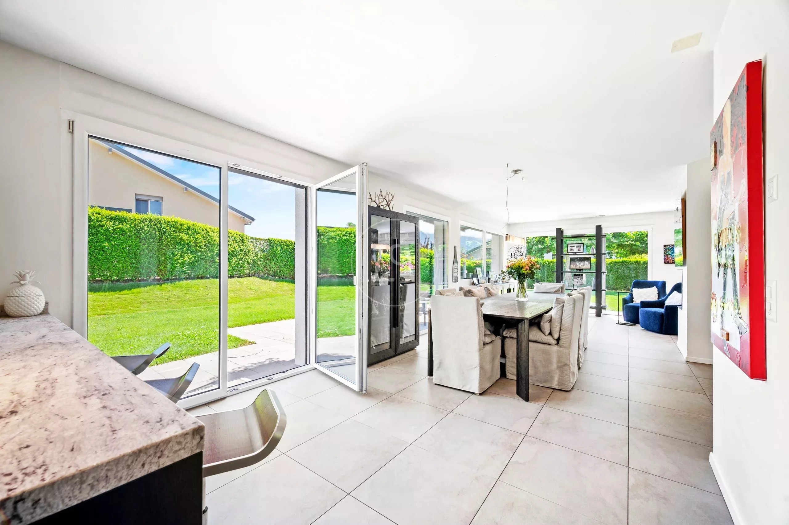 Helles Wohn-Esszimmer mit Gartenblick