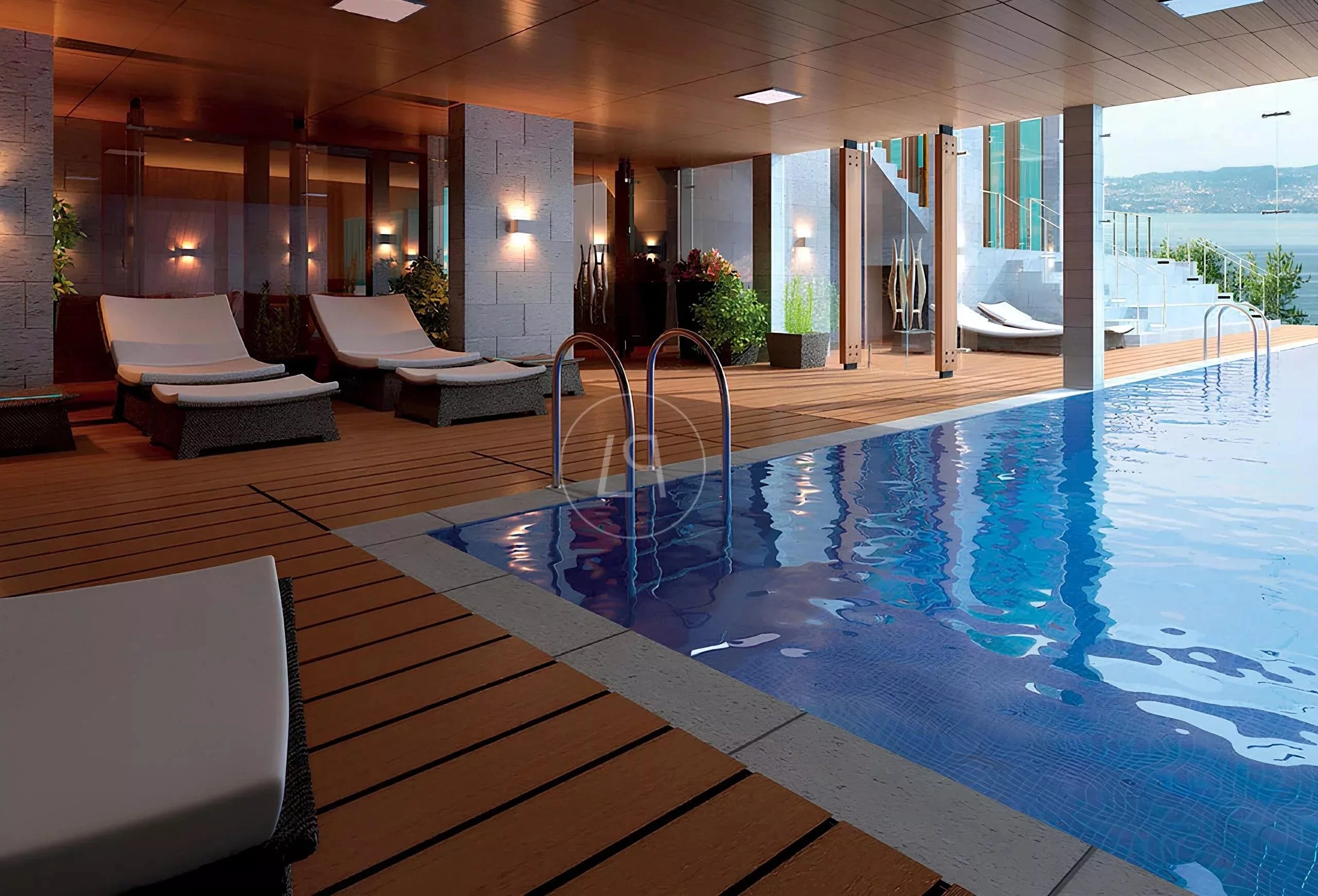 Luxuriöser Innenpool mit Lounge-Bereich