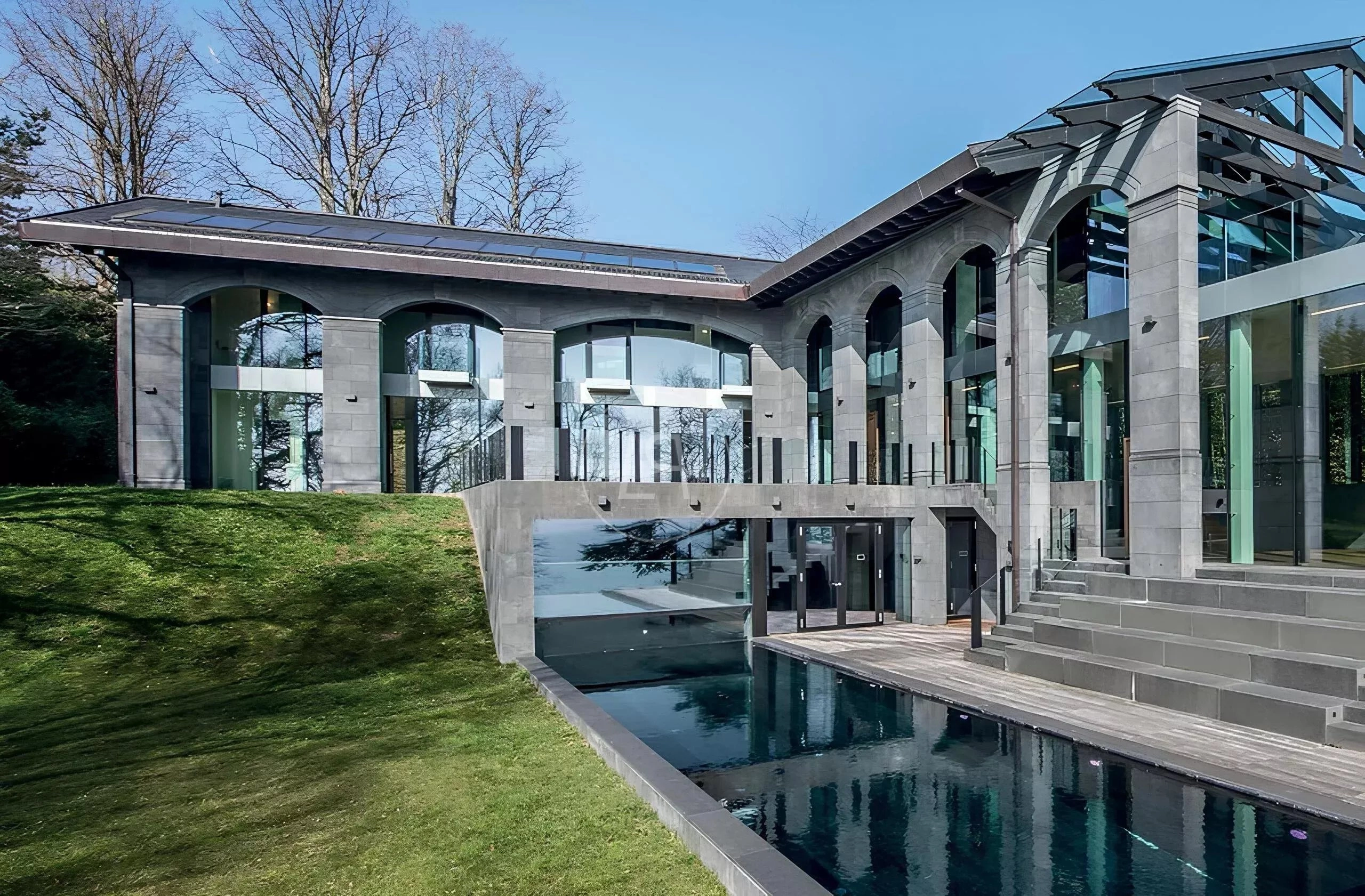 Moderne Luxusvilla mit Pool und großflächiger Glasfassade