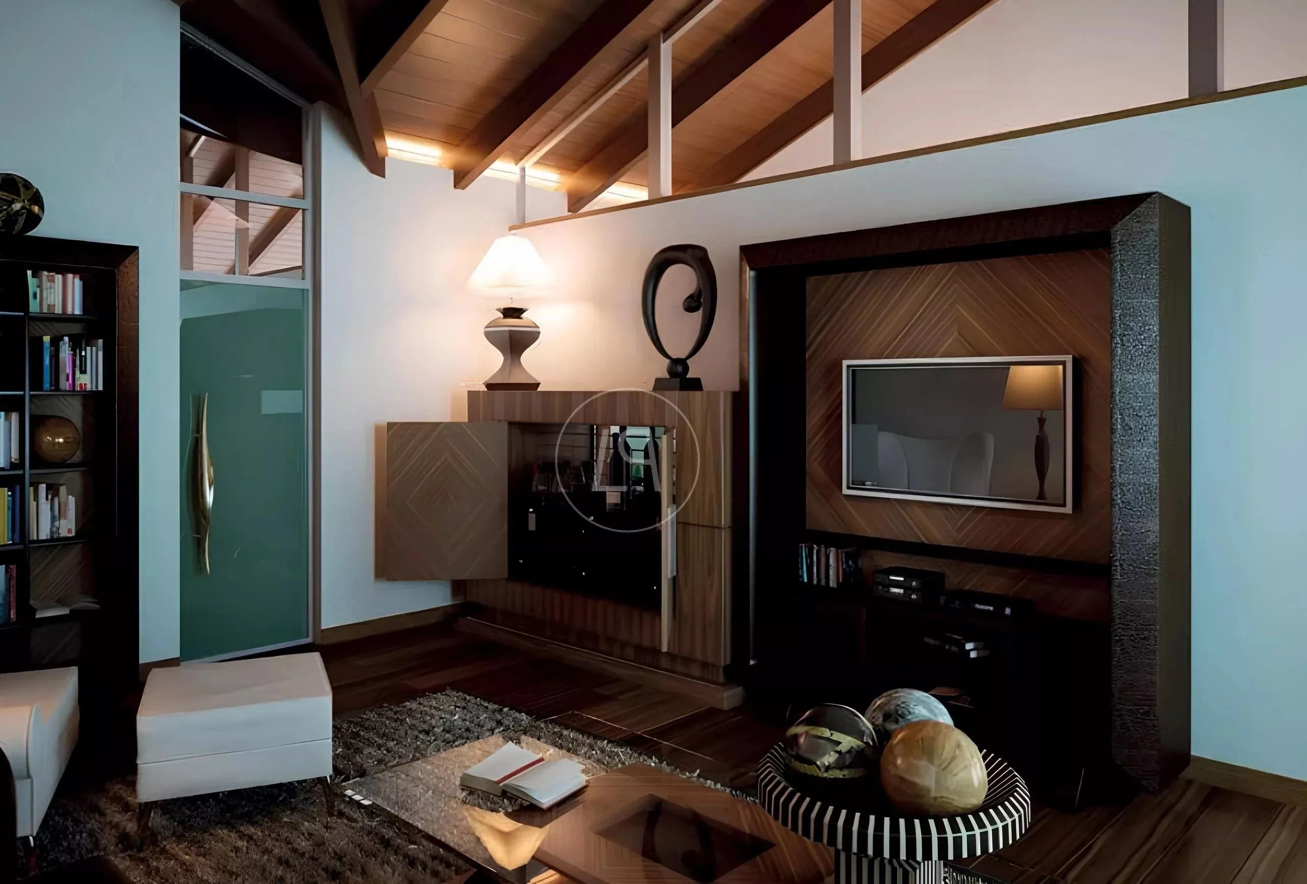 Wohnzimmer mit Galerie und Holzdecke